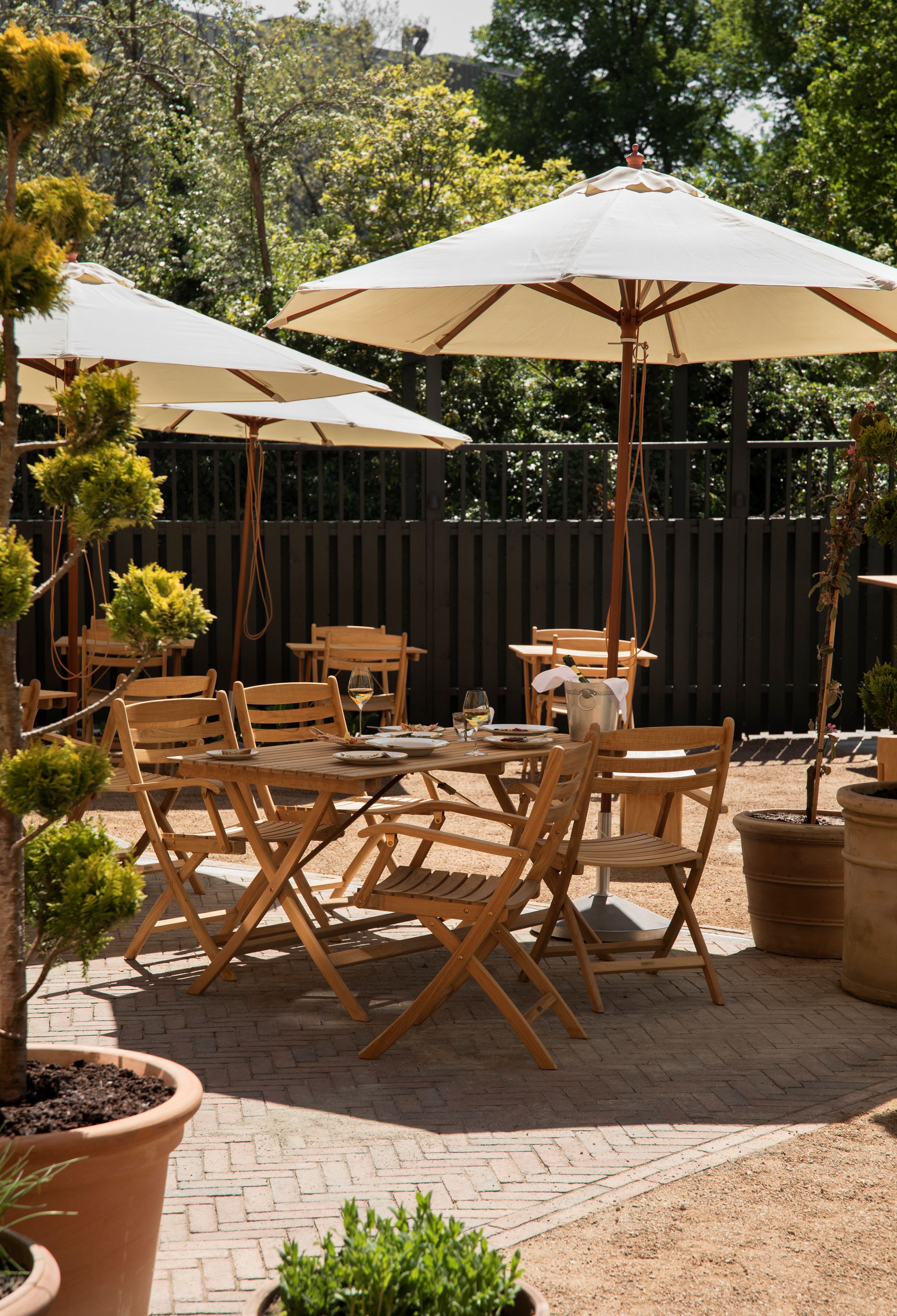 Få et lille glimt af gårdhaven