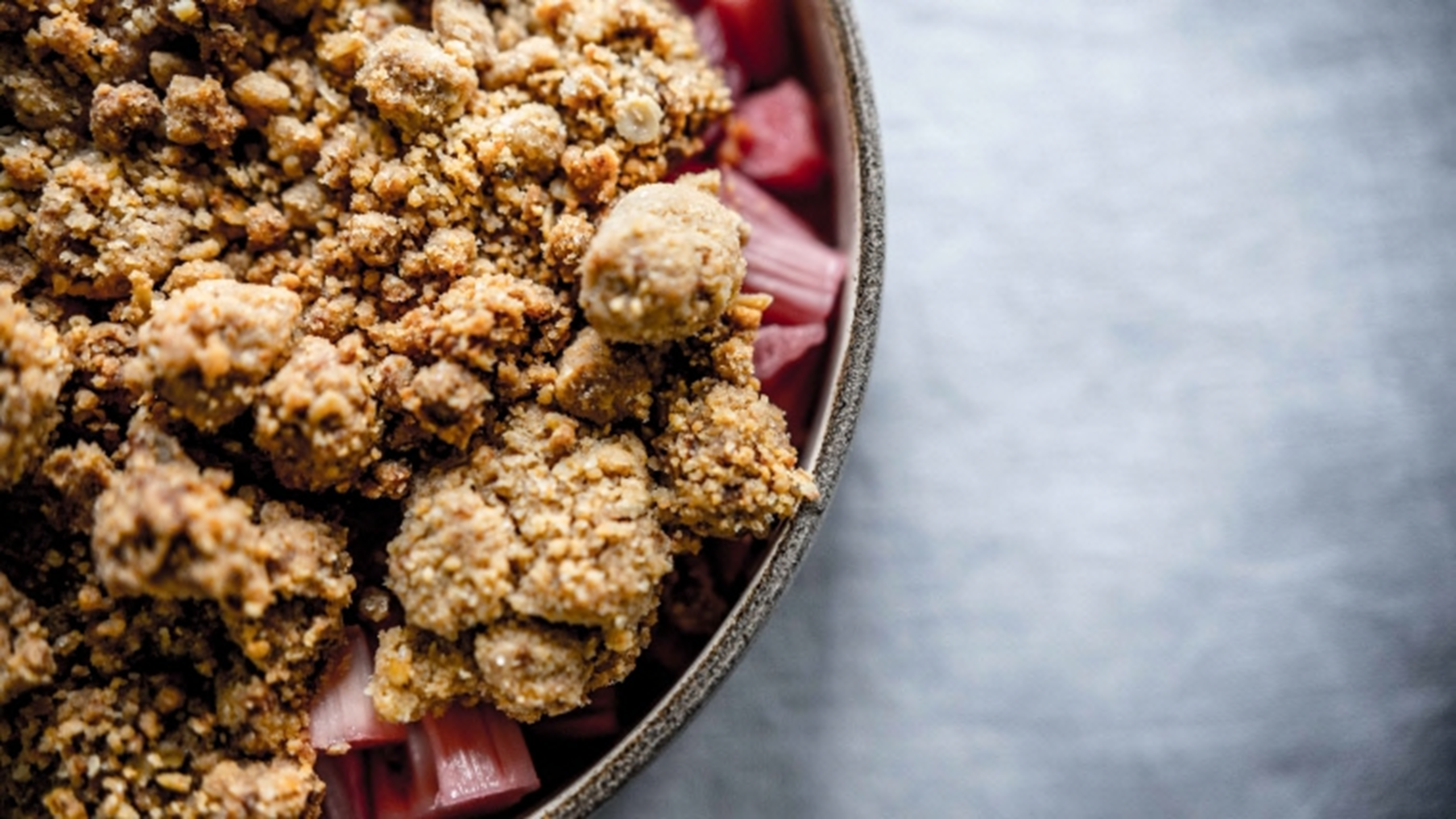 Smuldrekage med rabarber