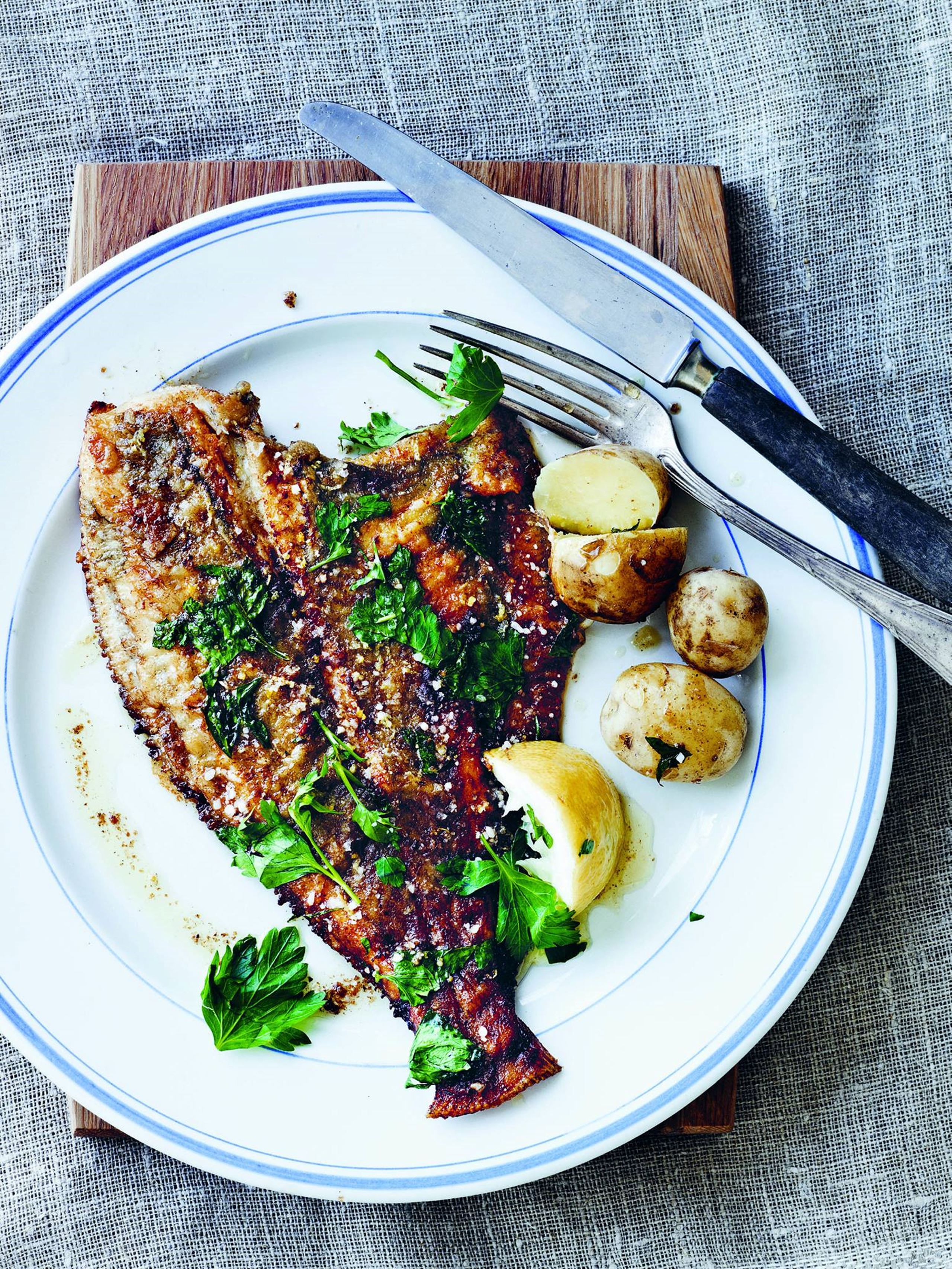 STEGT RØDSPÆTTE MED KARTOFLER OG SMØRSOVS