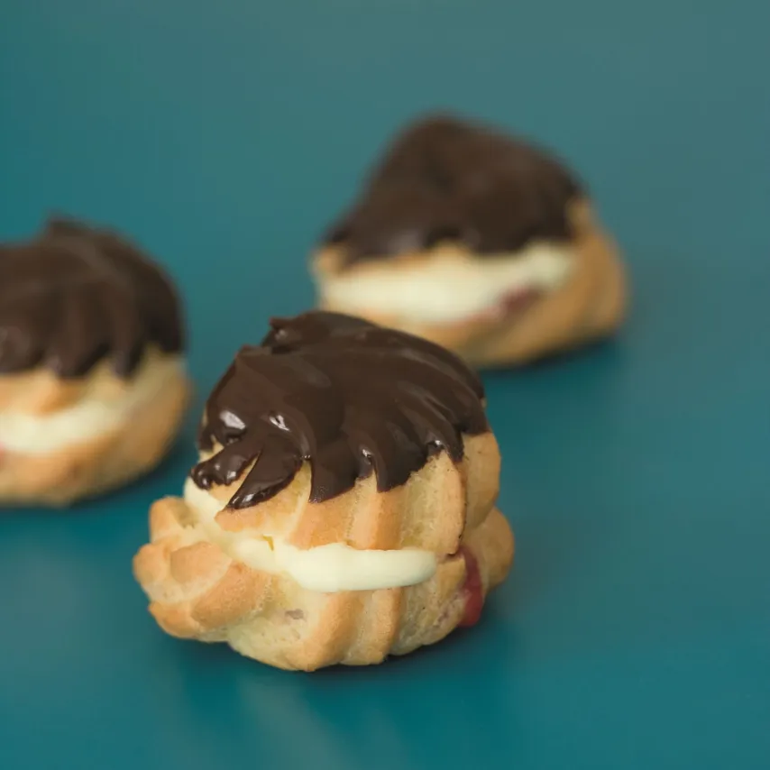 Vandbakkelser med geraniumcreme