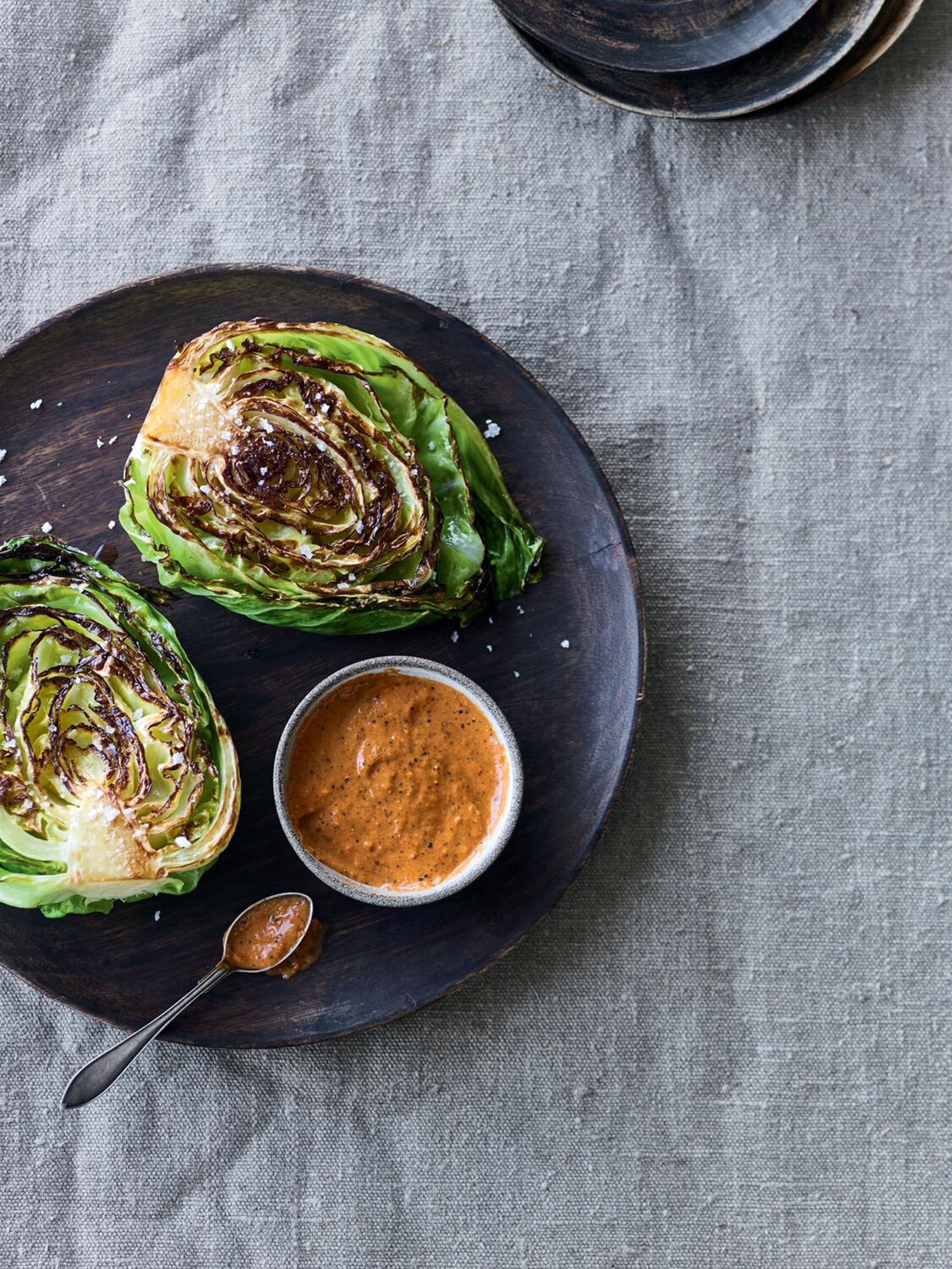 Grillet spidskål med rød mole på mandler og chili