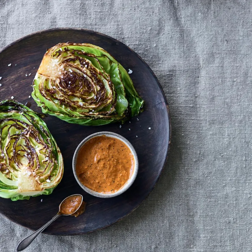Grillet spidskål med rød mole på mandler og chili