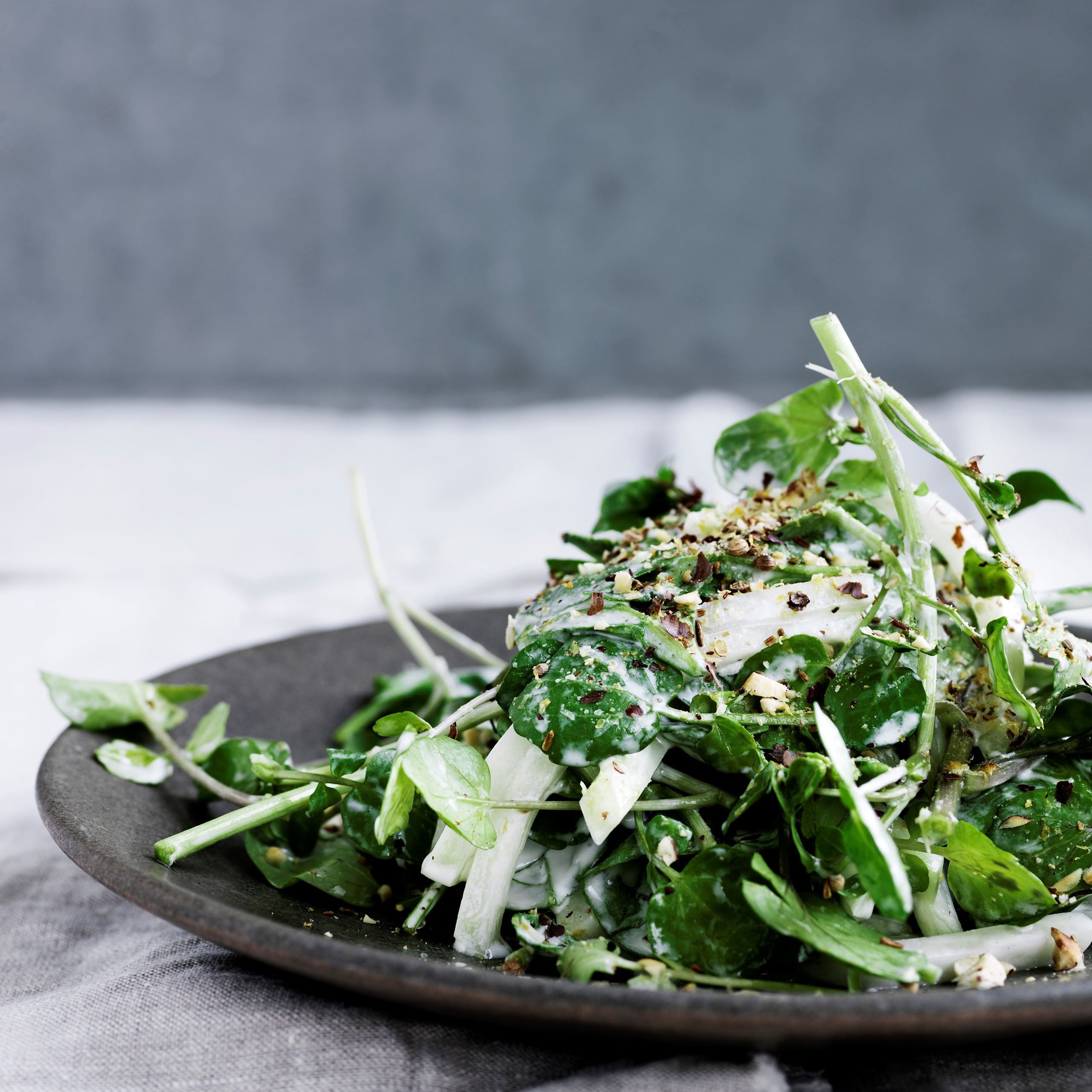Salat af glaskål og brøndkarse med spinat, yoghurt og krydret nøddeknas