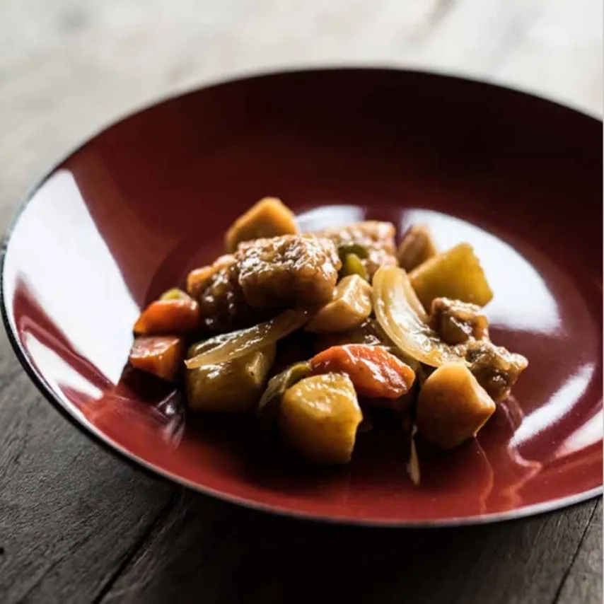 Subuta - svinekød i sursød sovs