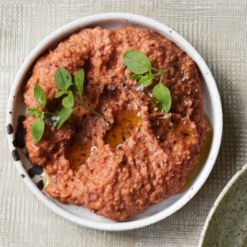 Rød bønnepuré med peberfrugter, løg, tomat og oregano