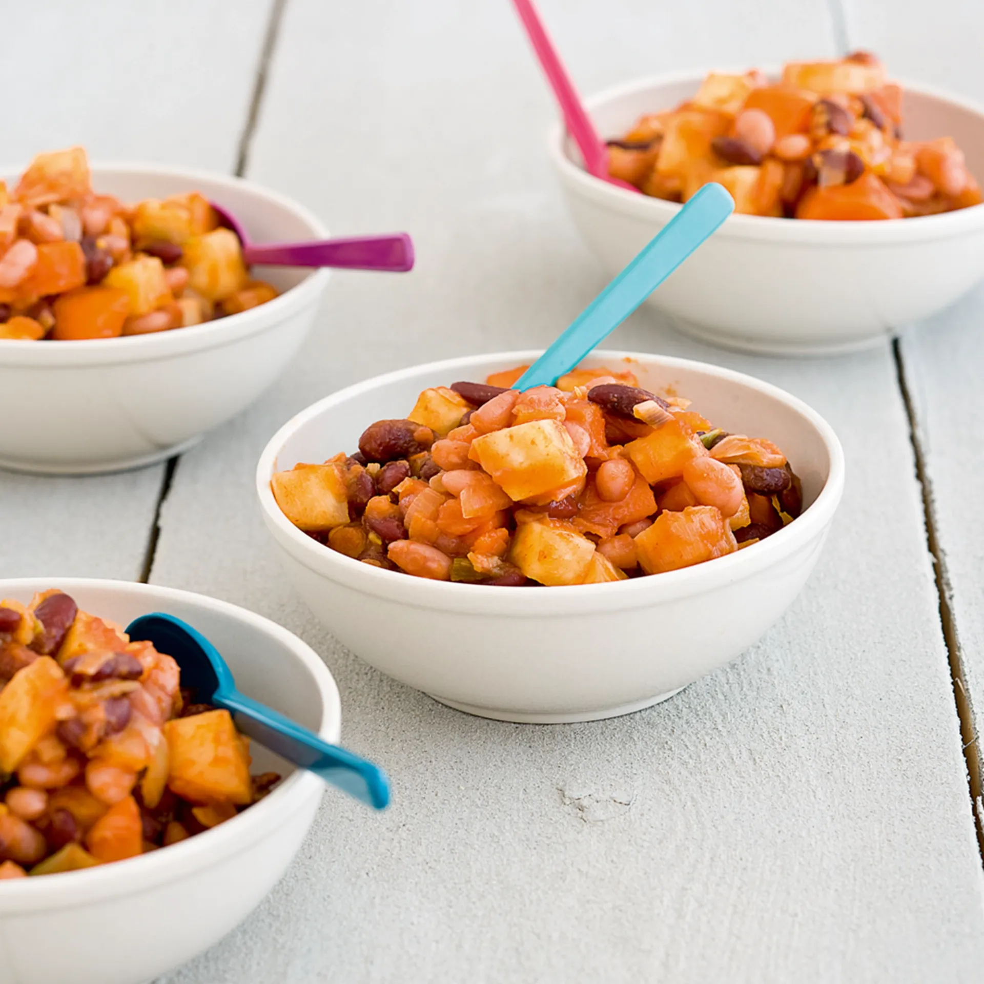 Stærke bønner med grøntsager og mynteyoghurt