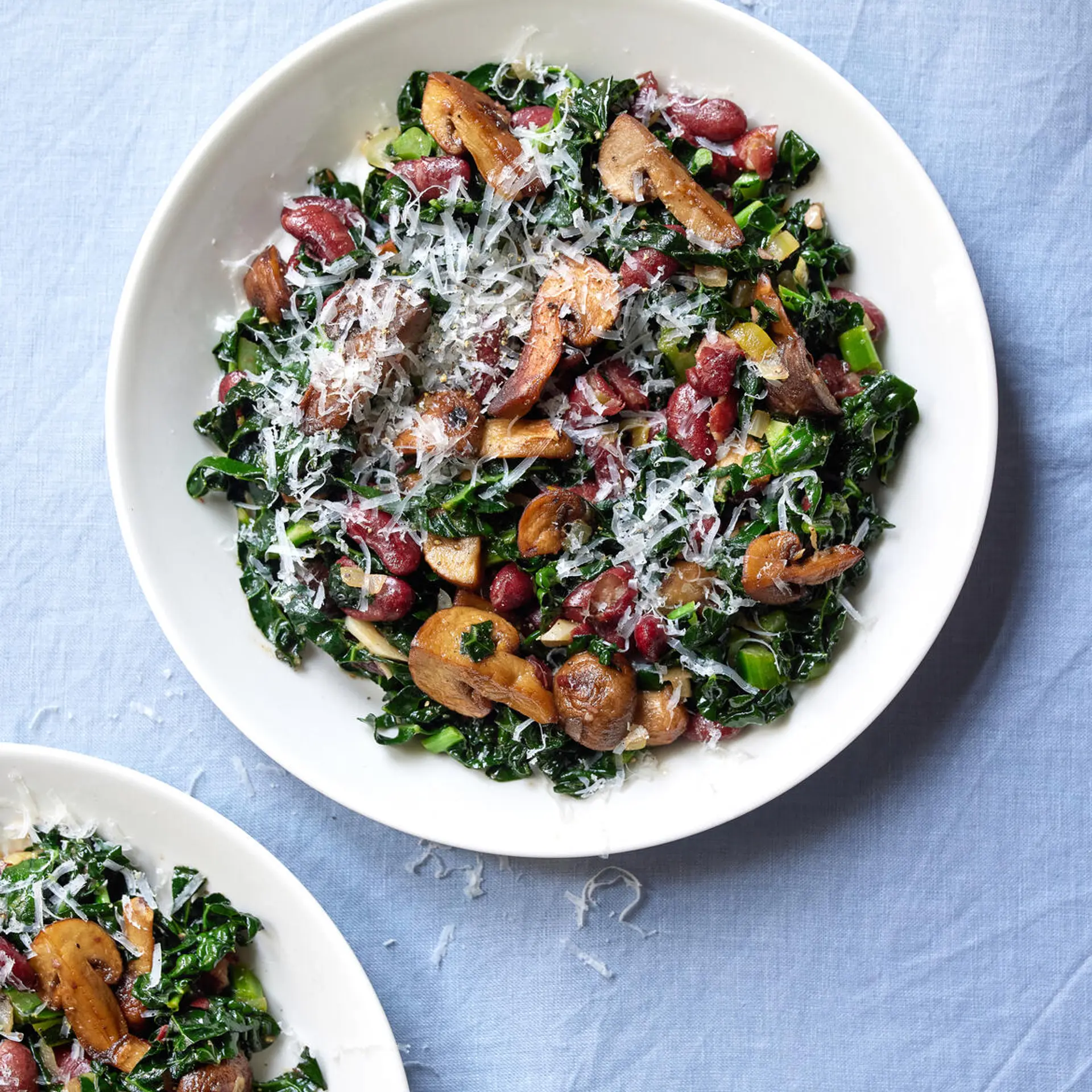 Bønnebiksemad med svampe, kål og parmesan