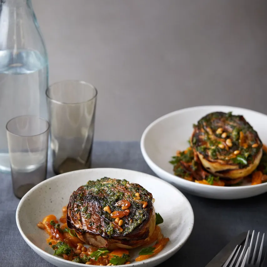 Bagt hvidkål med persille-misosmør, hvide rosiner, klementiner og pinjekerner