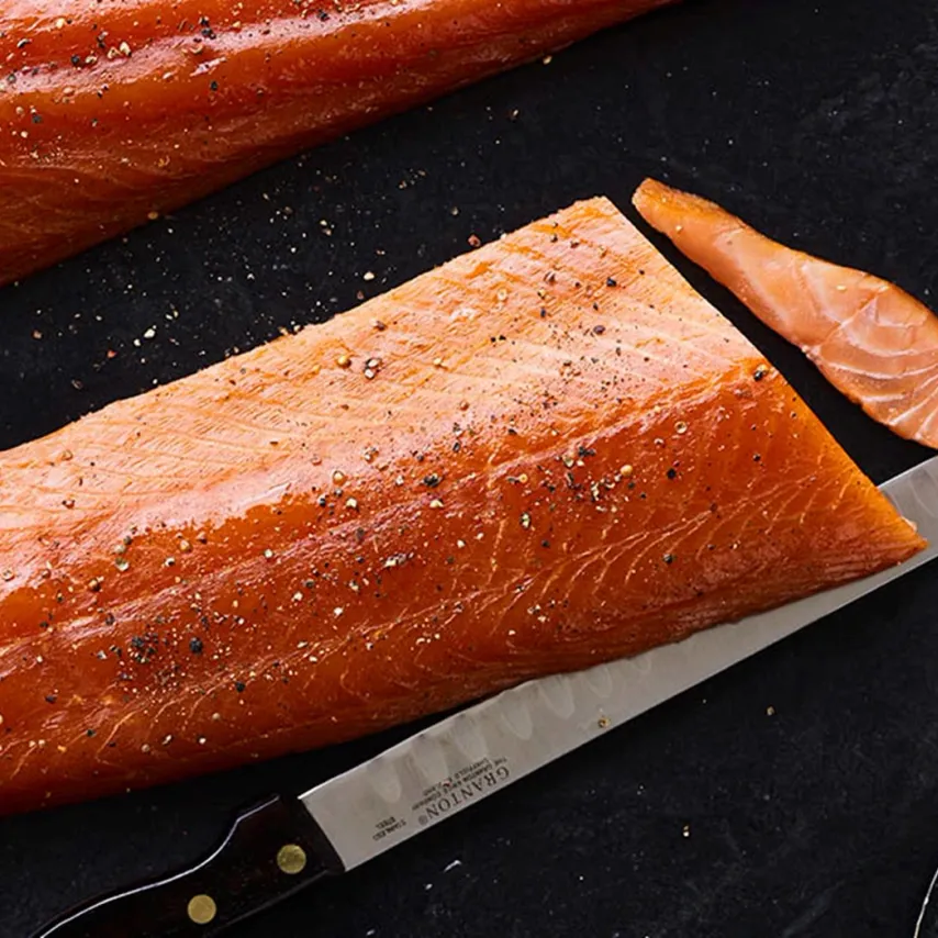 Rimsaltet laks med rødbedetatar