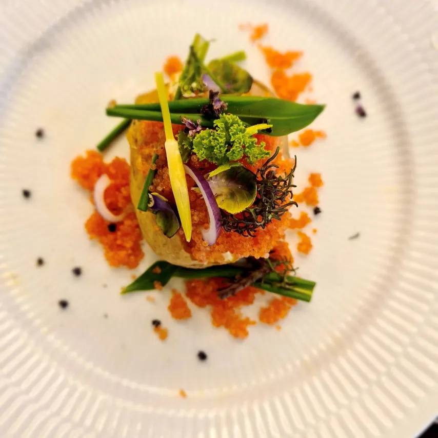 Bagt kartoffel med cremet rygeost og stenbiderrogn