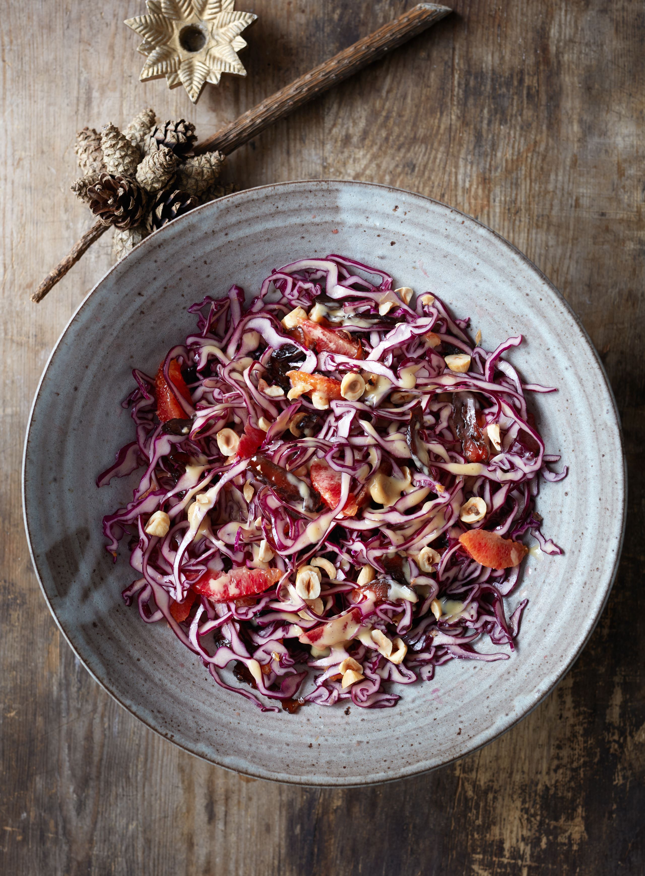 Frisk rødkålssalat med svesker, hasselnøder og blodappelsin