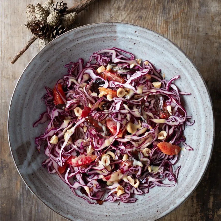 Frisk rødkålssalat med svesker, hasselnøder og blodappelsin