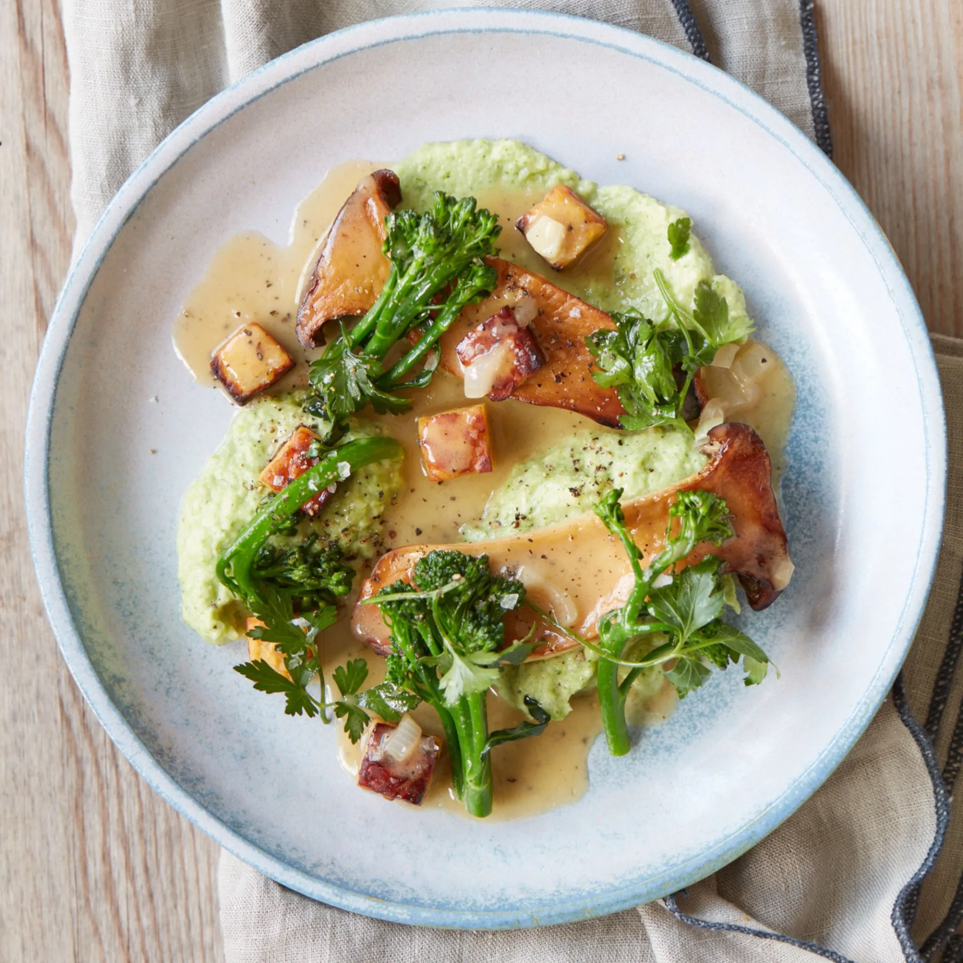 Lynstegt tempeh, kejserhatte og broccoli med broccolipuré og miso-æblesauce