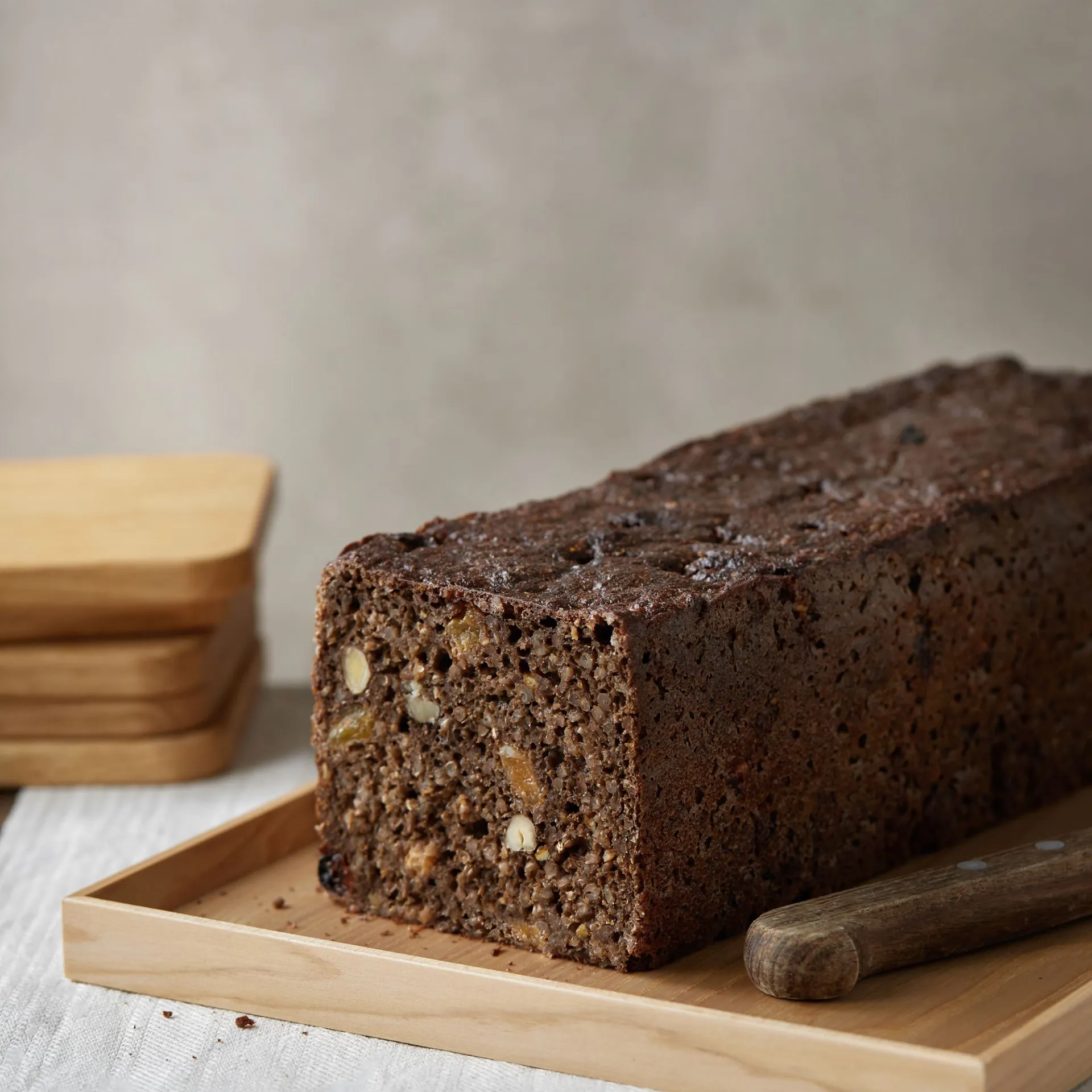 Rugbrød med gule rosiner, brændevin, fennikelfrø og kandiseret appelsin