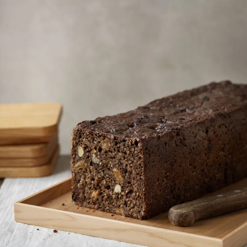Rugbrød med gule rosiner, brændevin, fennikelfrø og kandiseret appelsin