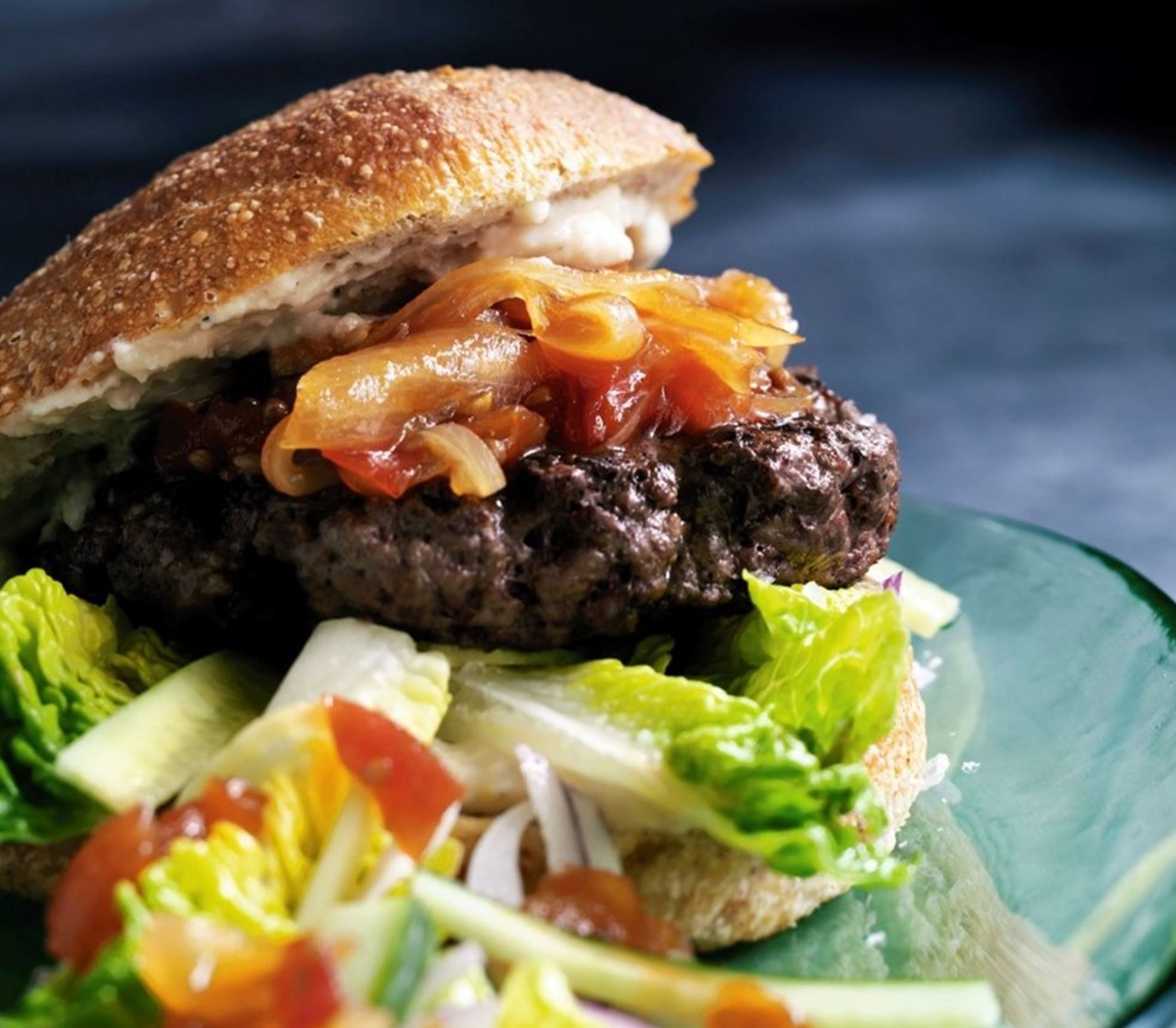 Hjemmelavet burger med tomat-chutney
