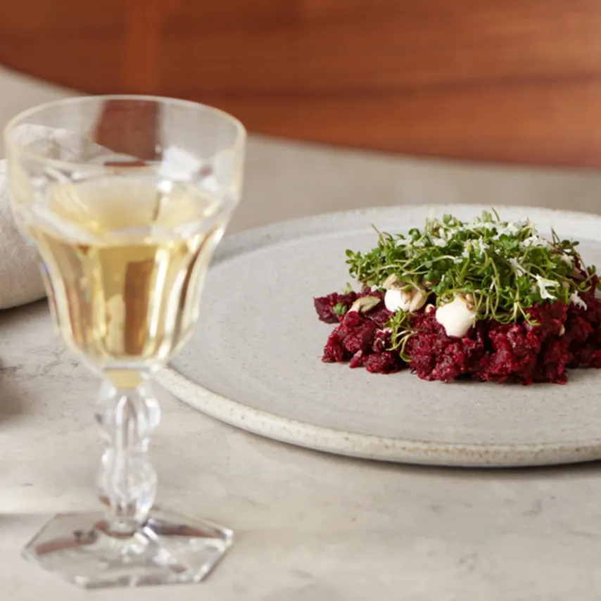 Rødbedetatar med rygeostcreme, peberrod, karse og ristet boghvede