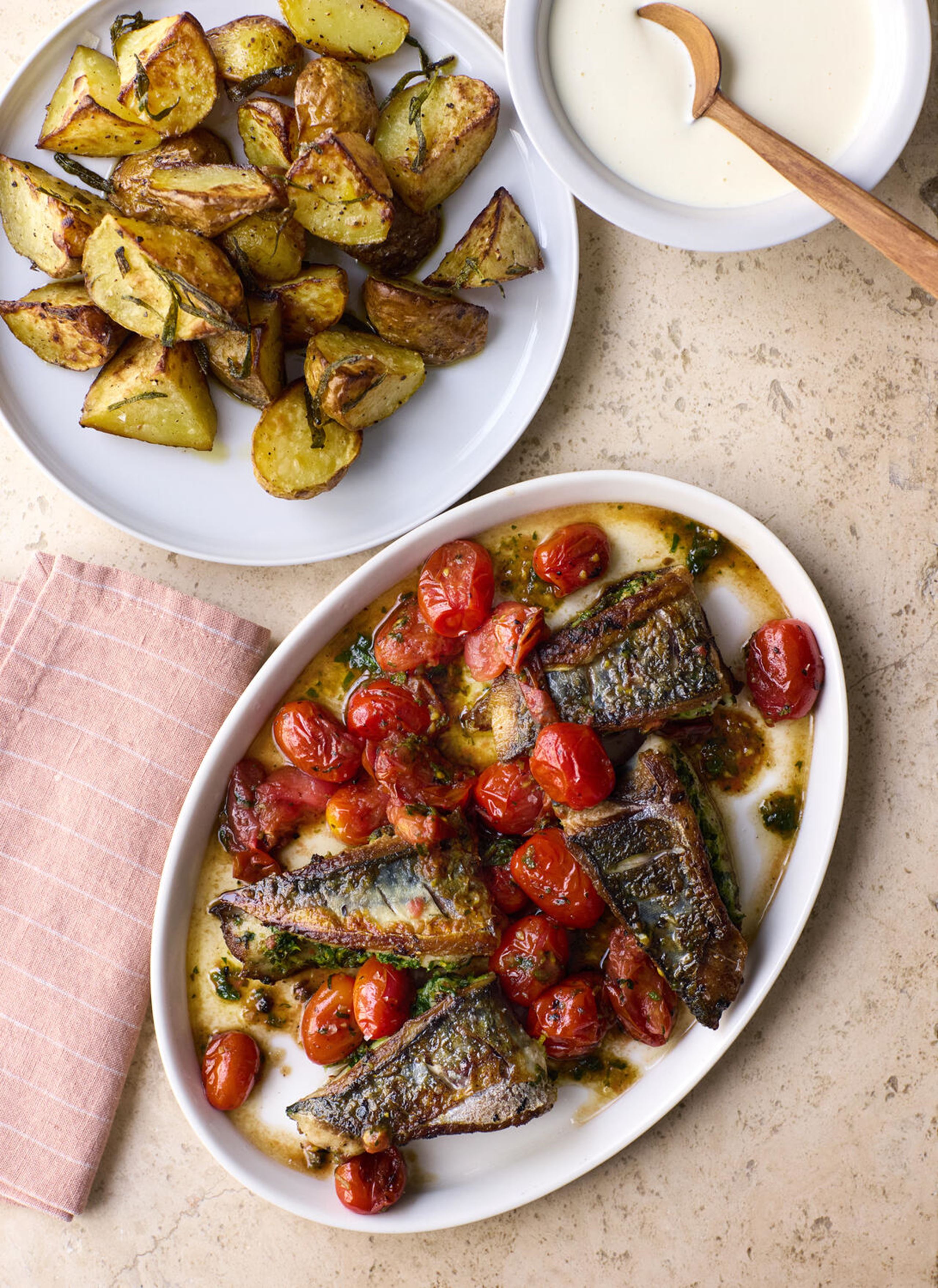 STEGT MAKREL MED PERSILLE OG BLOMMETOMATER