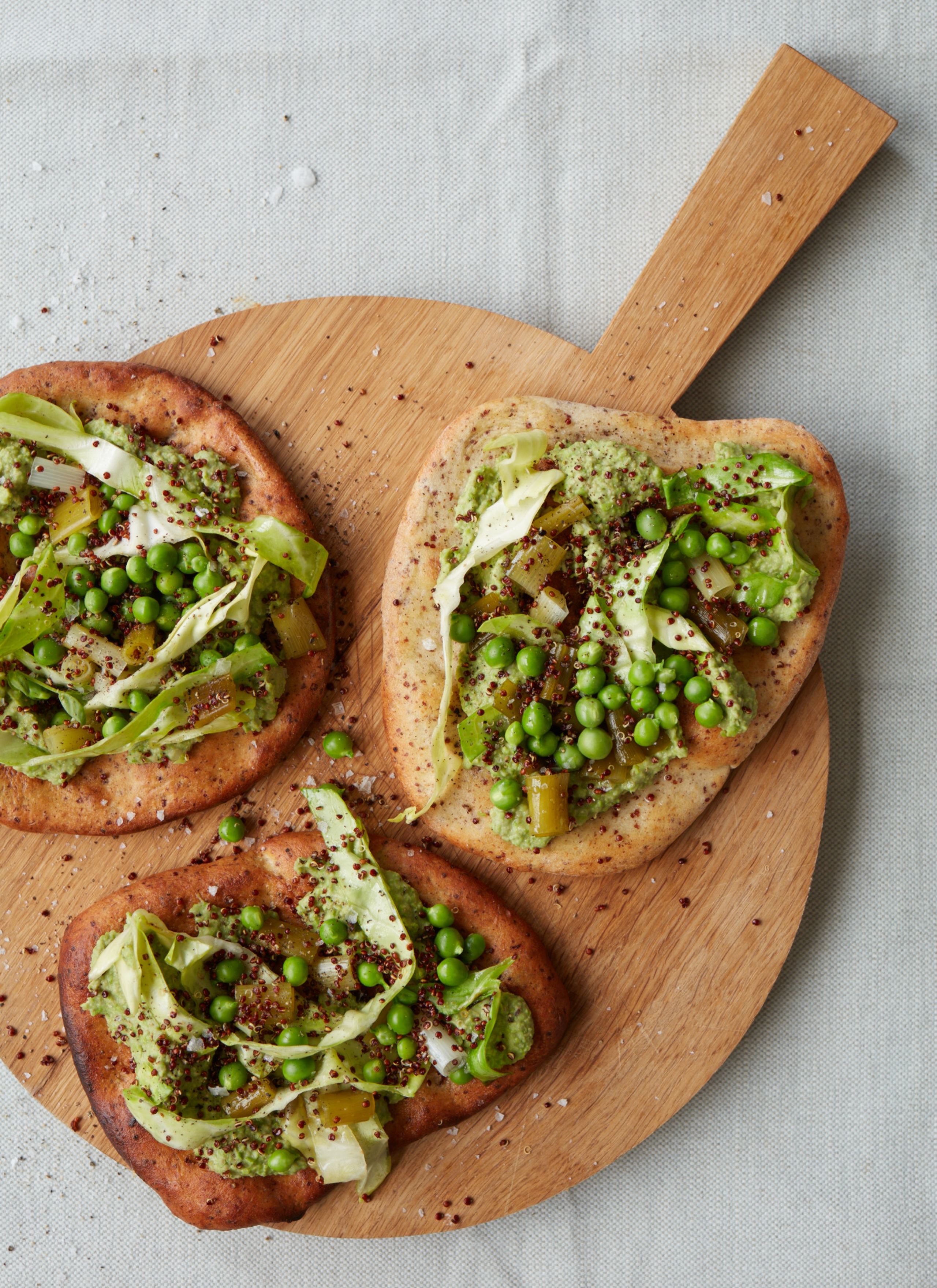 Mungbønne-ærtepuré med lynstegt spidskål og syltede forårsløg på quinoafladbrød