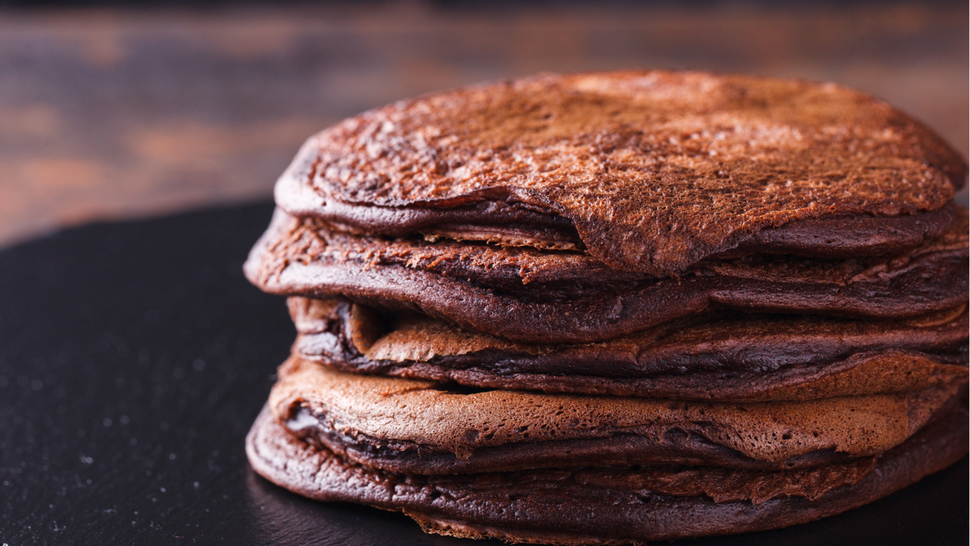 Chokoladepandekager med chokoladesovs