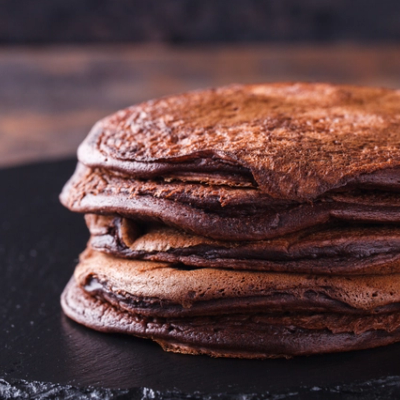 Chokoladepandekager med chokoladesovs
