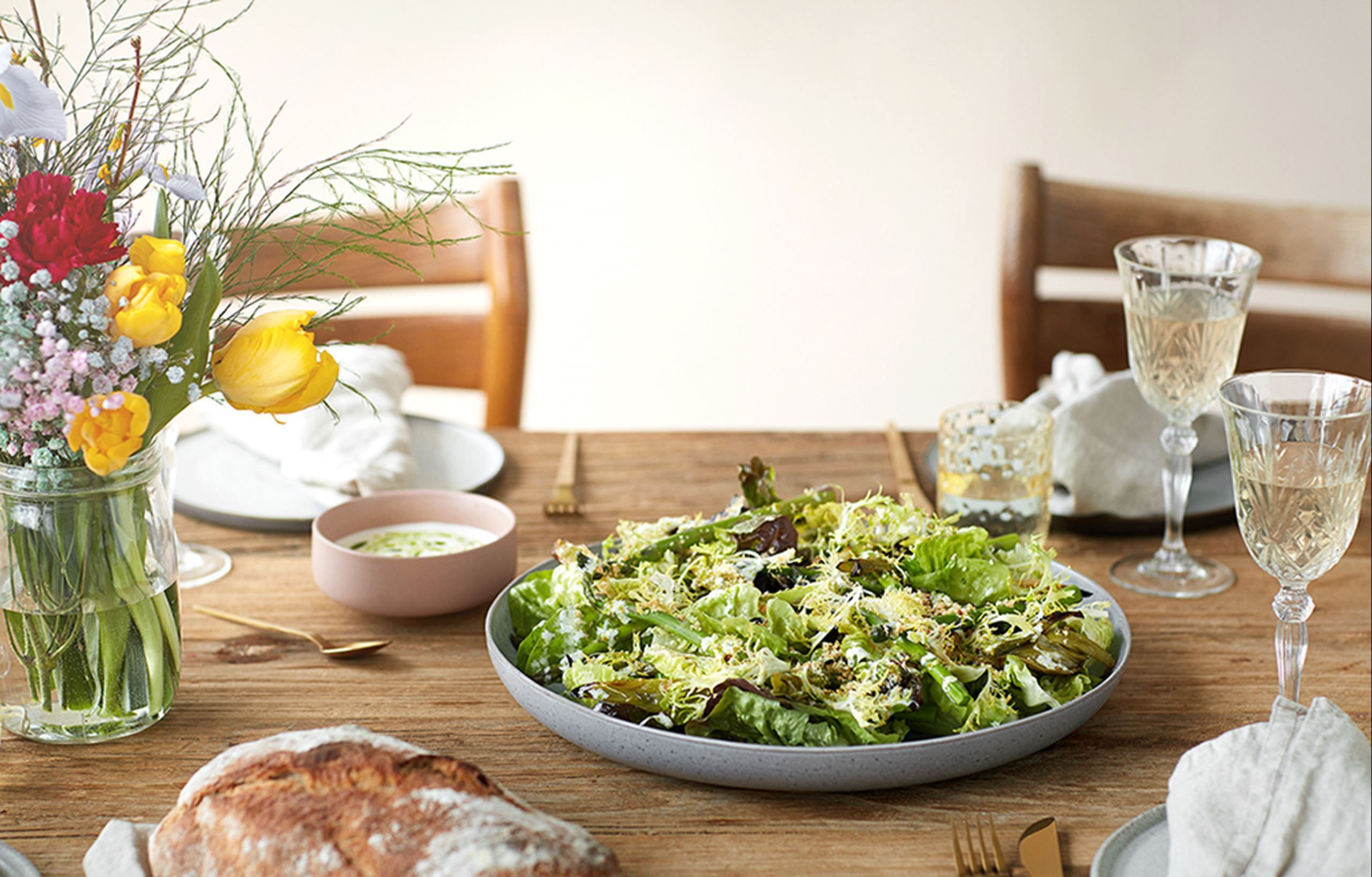 Grøn salat med grillede forårsløg, grønne asparges, sprød brødcrumble og mormordressing