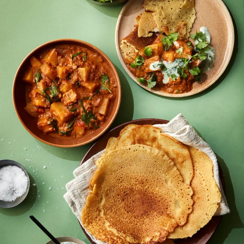 Kikærtepandekager med mild kartoffelcurry