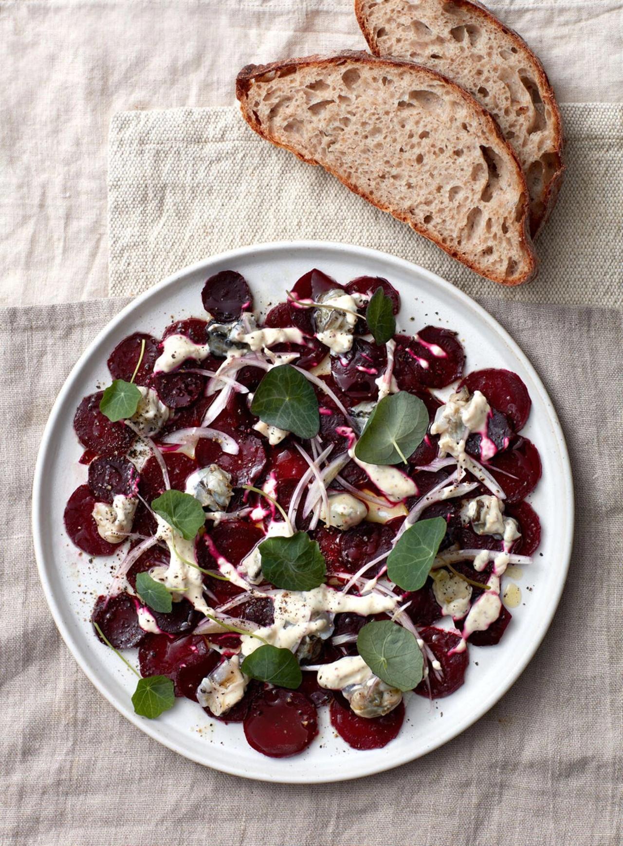 Bagte rødbeder med østersvinaigrette og sprødt hvedebrød
