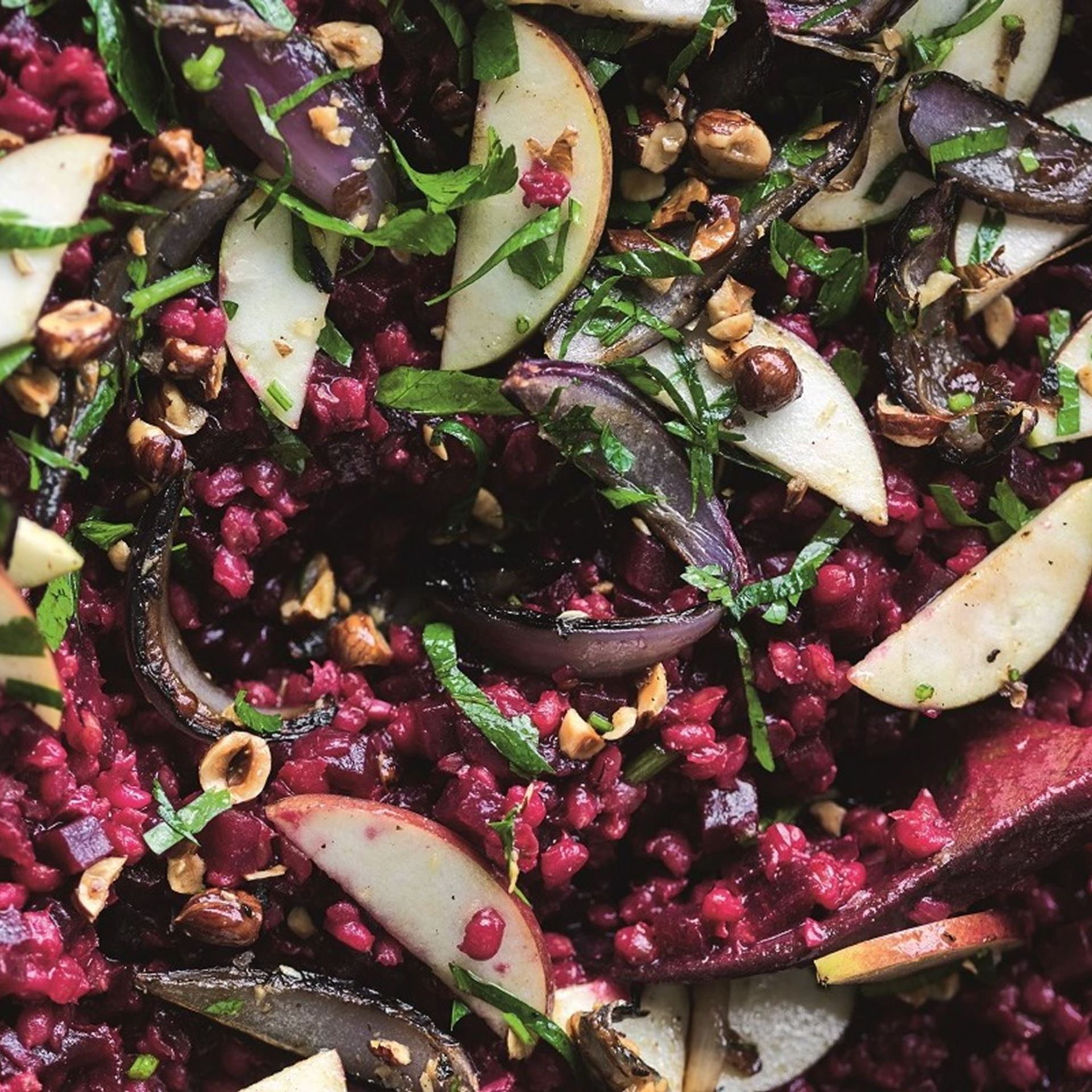 Rødbede bygotto med salat af hasselnødder, æbler og stegte løg