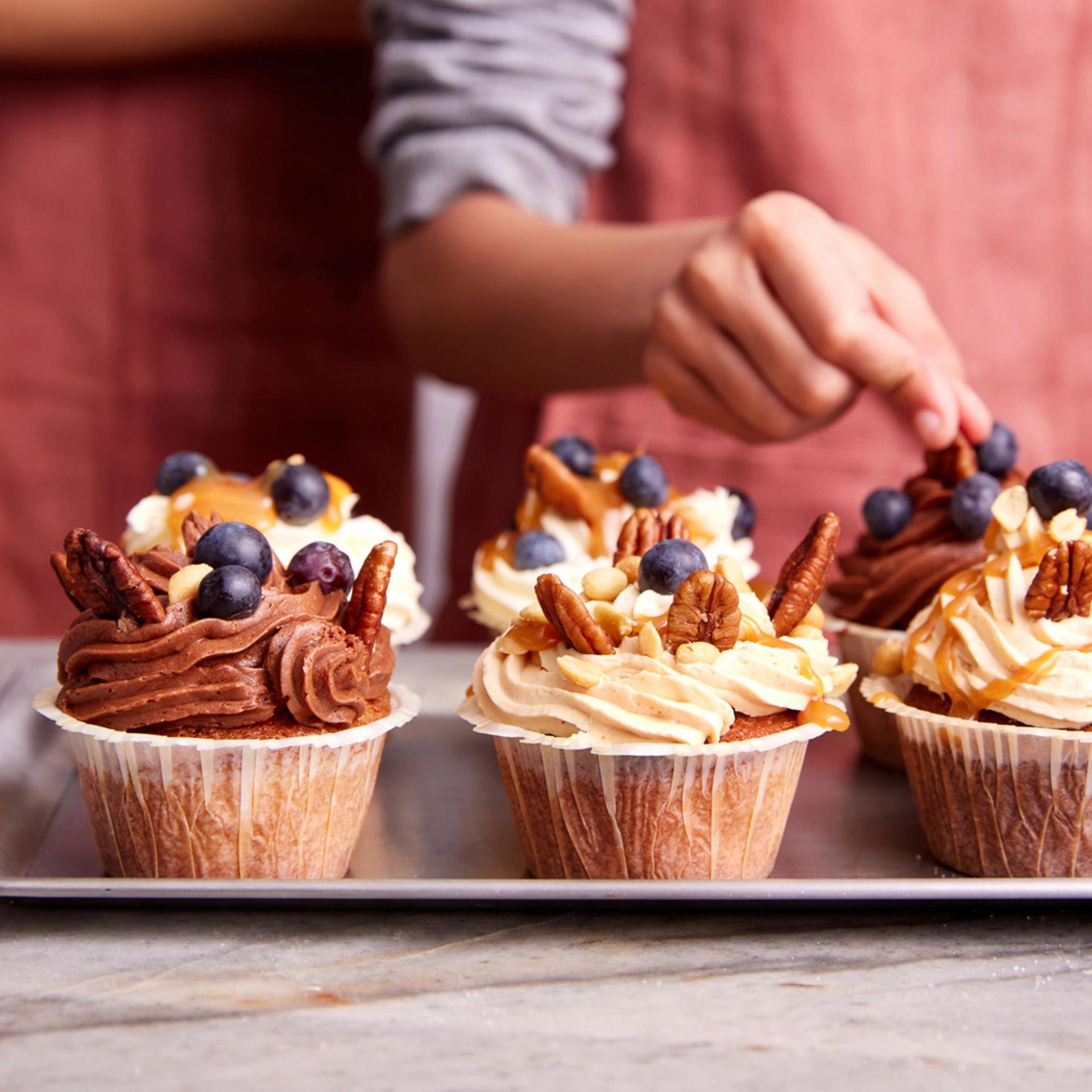 Inviter børnene med i køkkenet og bag disse simple opskrifter sammen