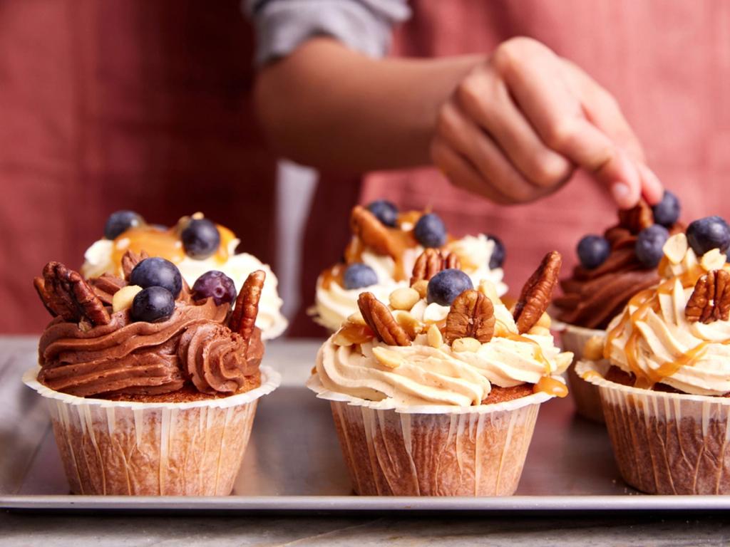 Inviter børnene med i køkkenet og bag disse simple opskrifter sammen