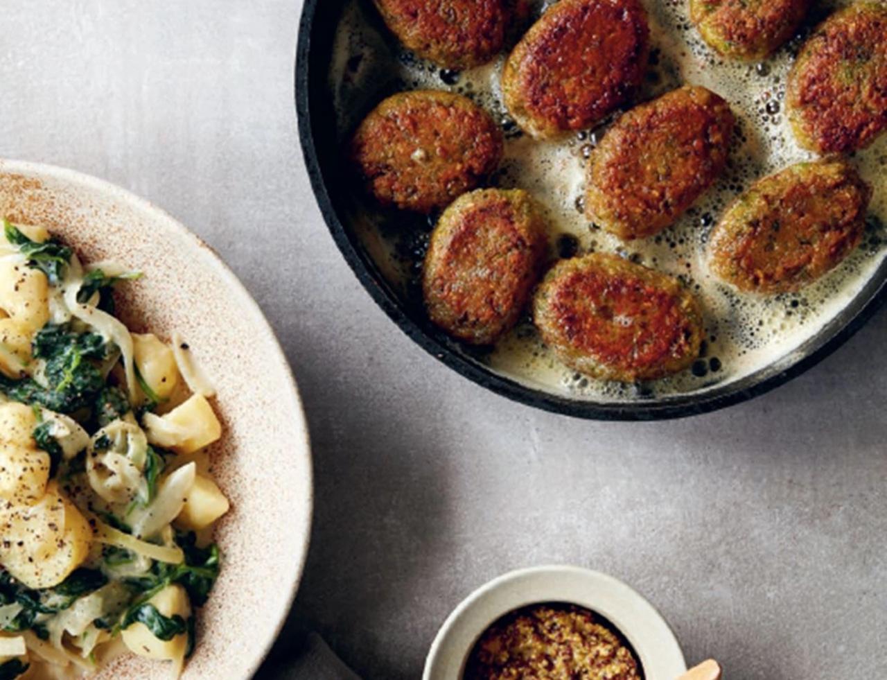 Ærtefrikadeller med varm kartoffelsalat