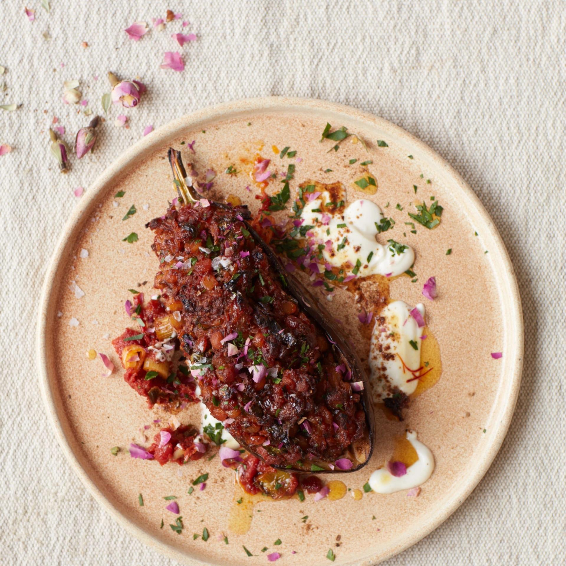 Fyldte auberginer med ris, gule ærter, safran og mynte