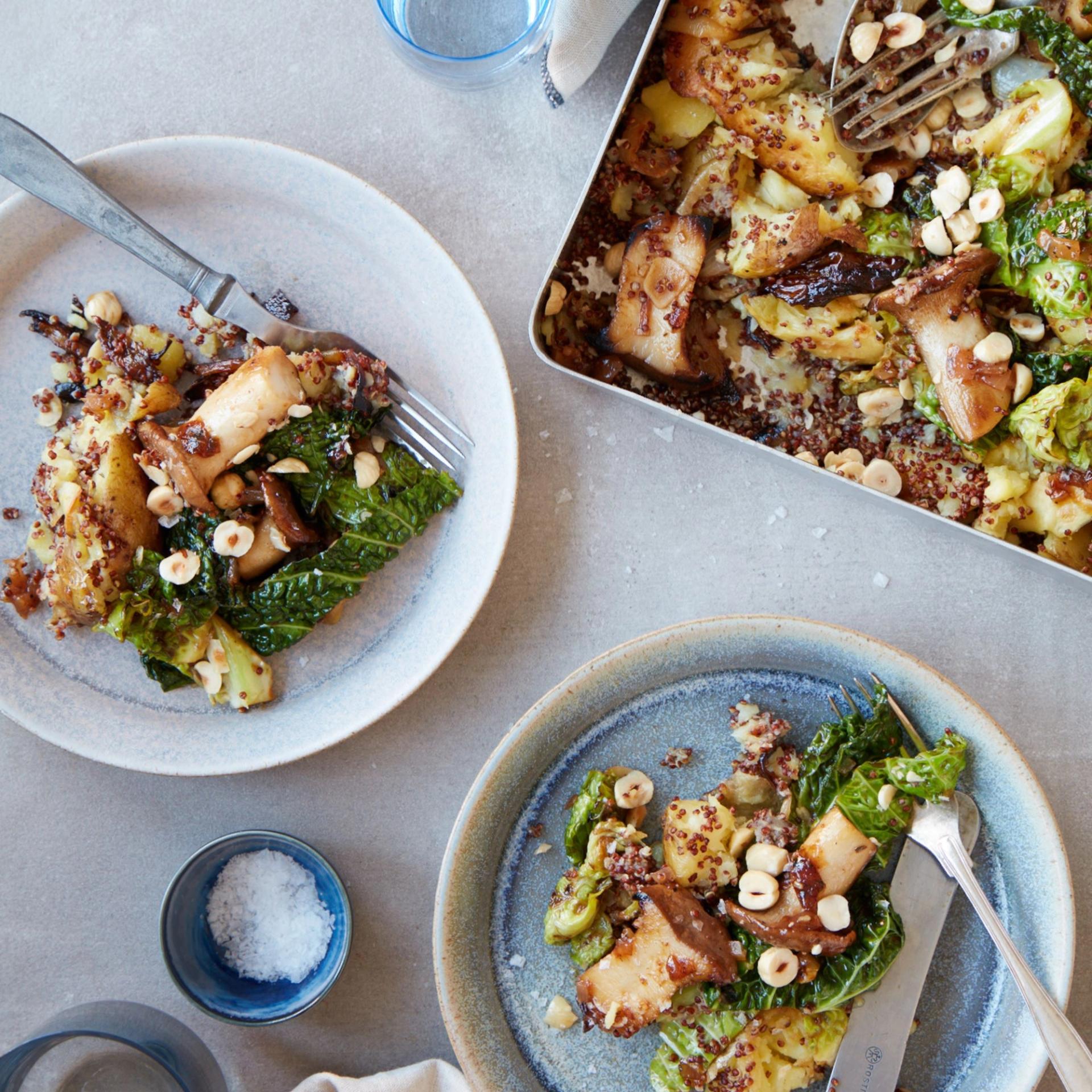 Knuste bagte kartofler med svampe, savoykål, nødder og rød quinoa
