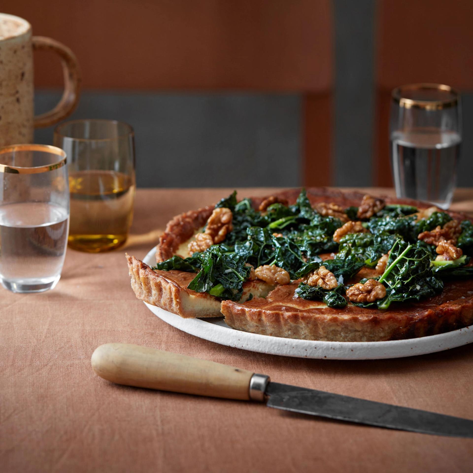 Ølandstærte med palmekål, valnødder og stilton