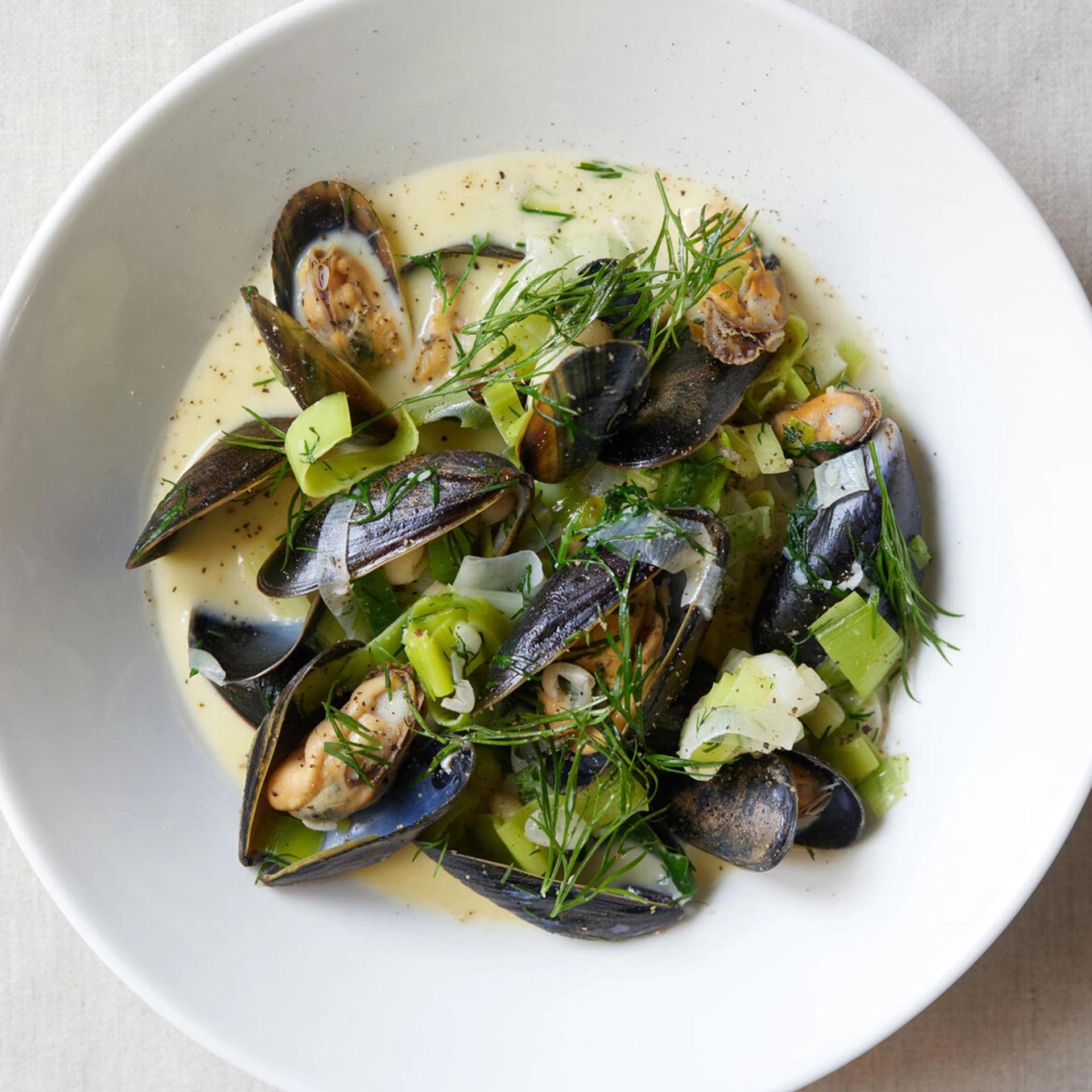 Muslingesuppe med porrer, dild og hvide bønner