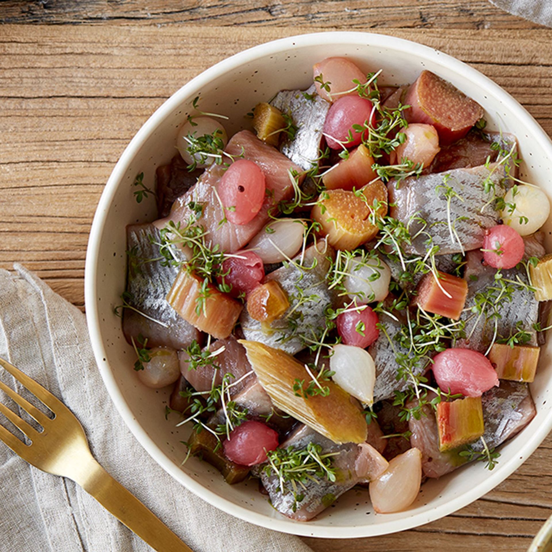 Gammeldags modnede sild med rabarber, perleløg og karse
