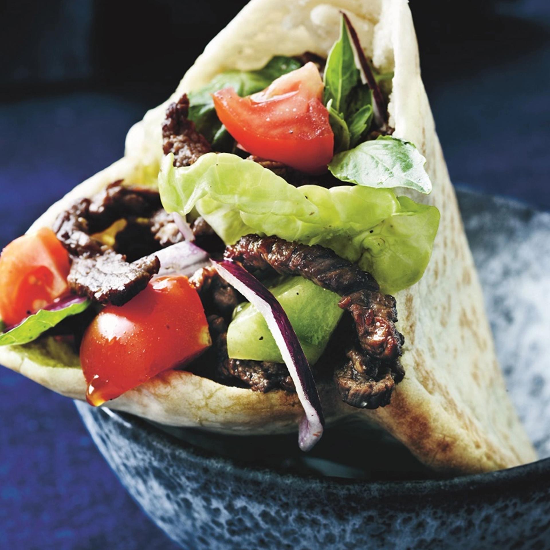 Shawarma med pitabrød og tomatsalat