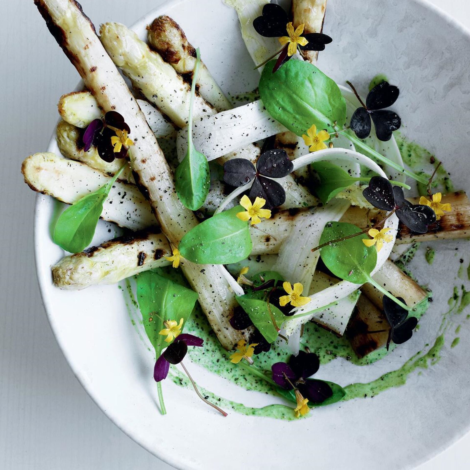 Grillede hvide asparges med havesyre