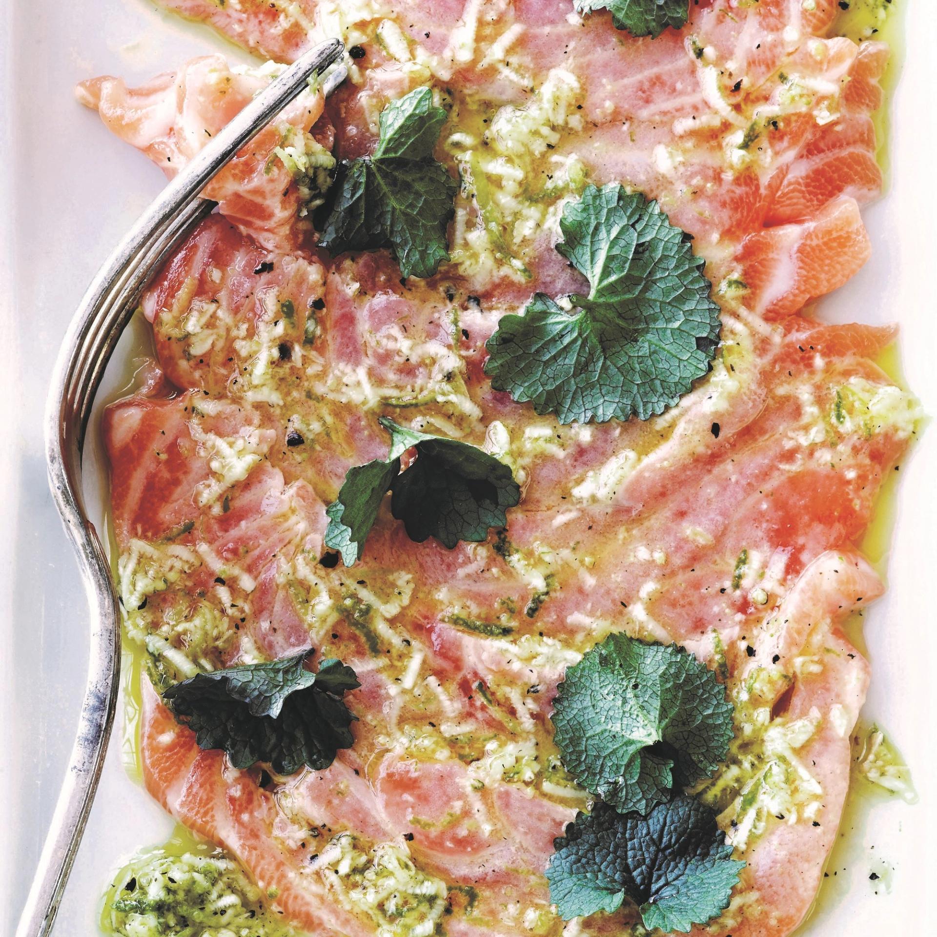 Rå laks med lime, peberrod og løgkarse