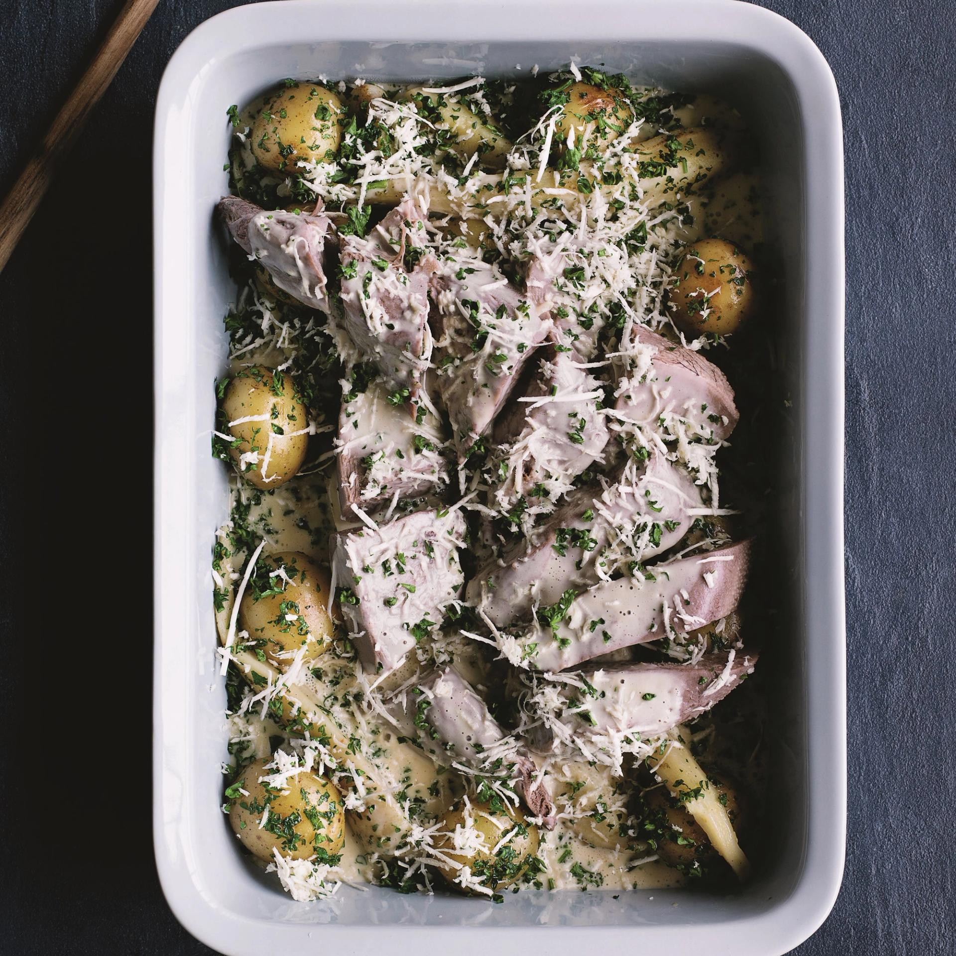 Kalvetunge i cremet sursød perberrodssovs med persillerødder og persillekartofler