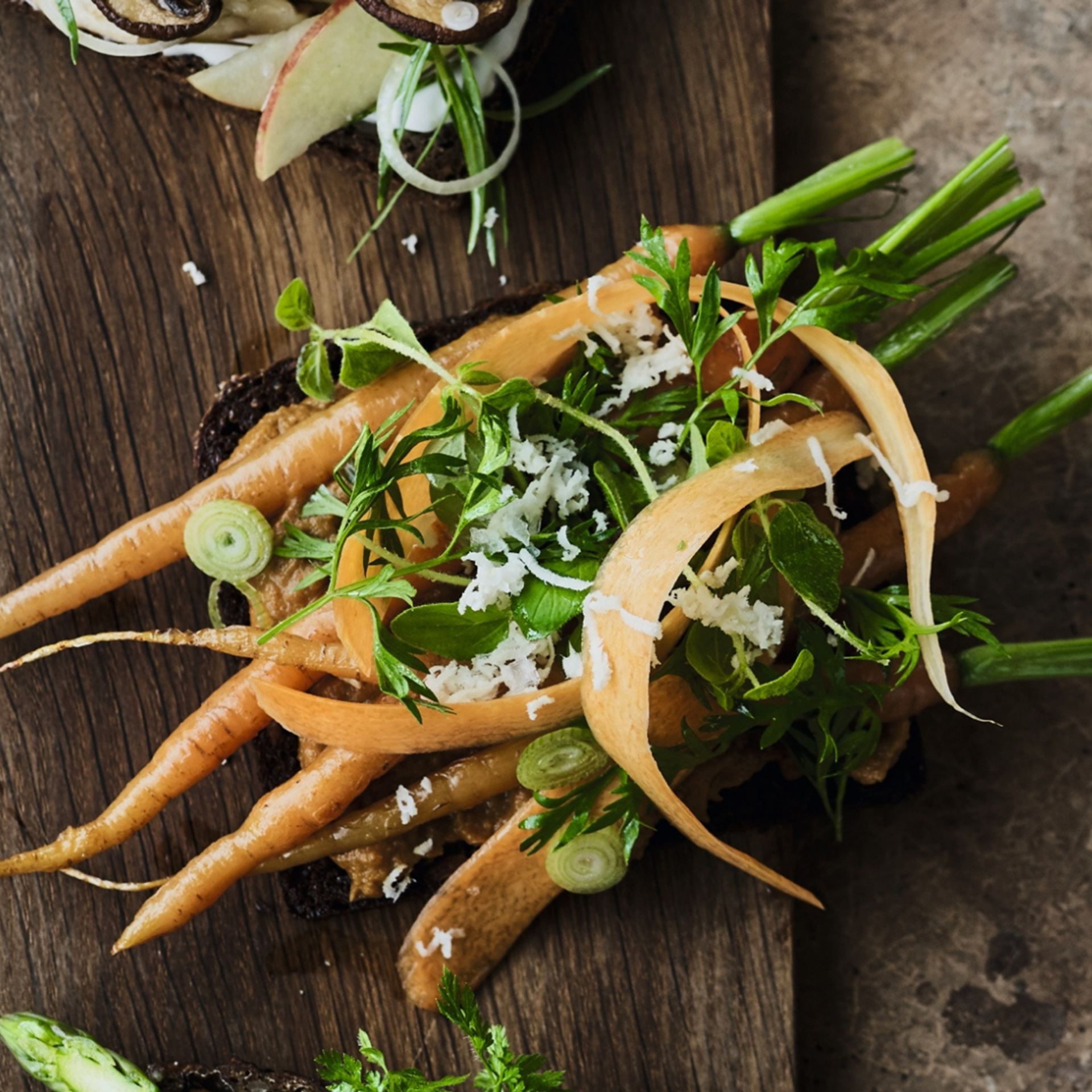 Nye gulerødder på stegt rugbrød med miso-gulerodscreme og merian
