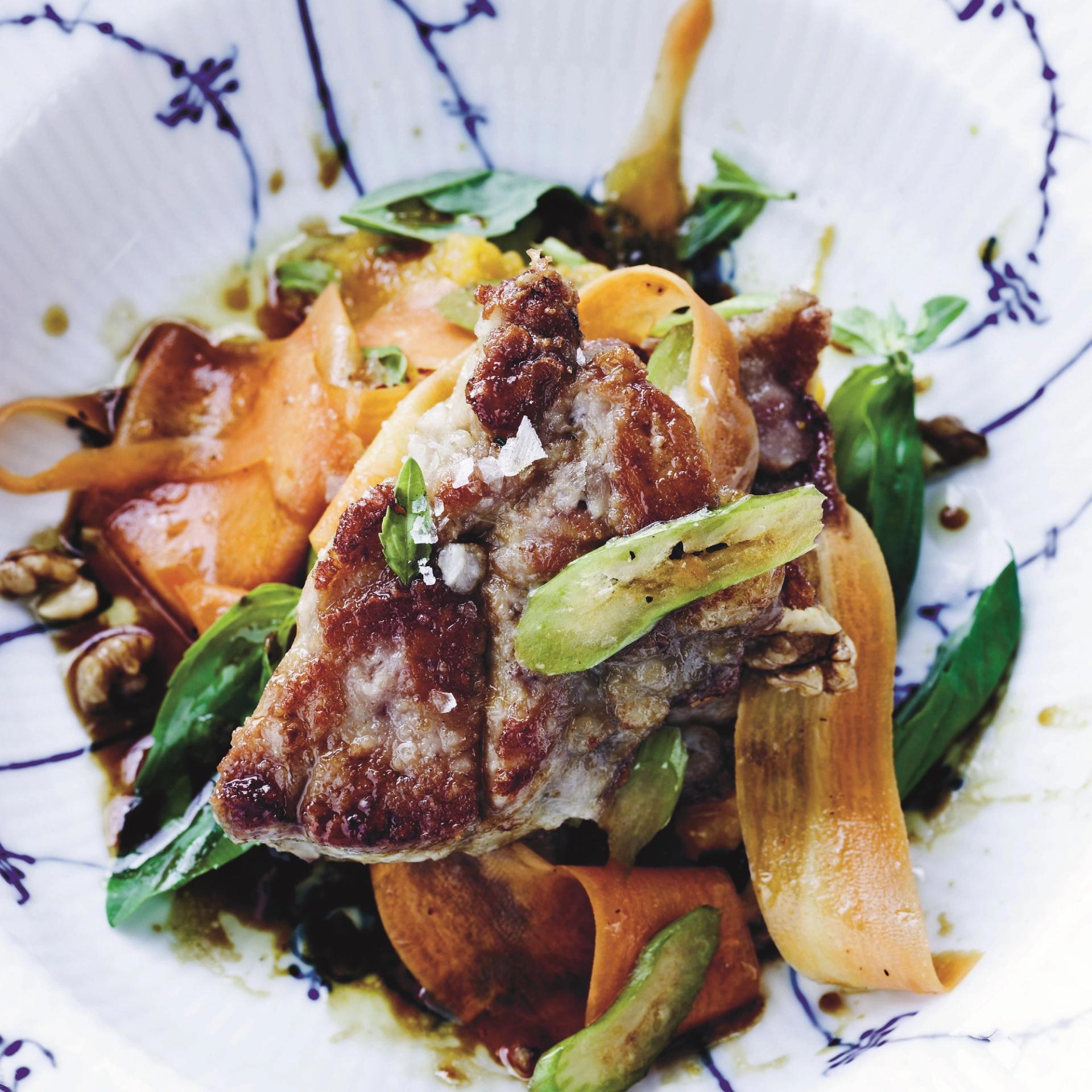 Stegt kalvebrissel med gulerodsmos og sprød salat