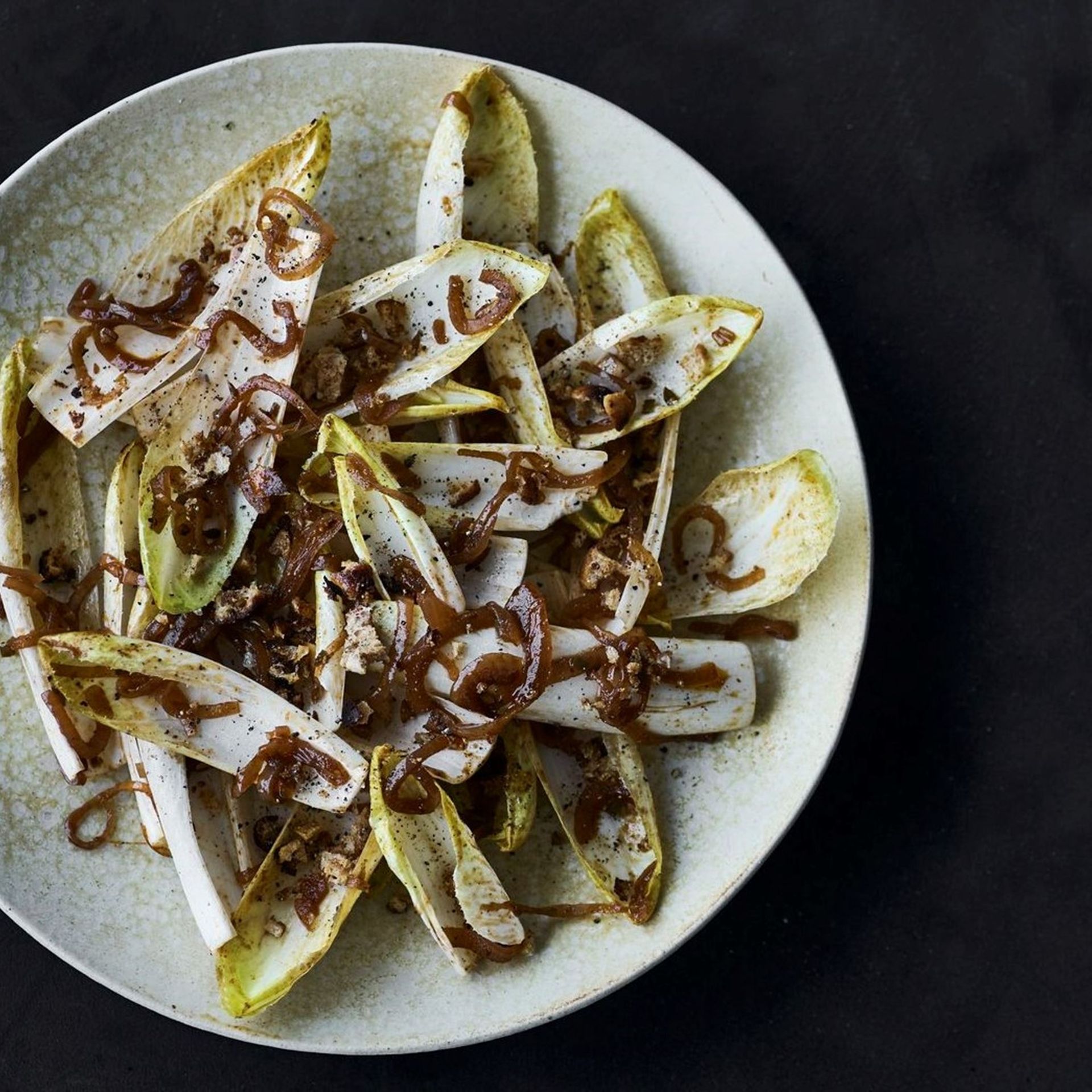 Julesalat med stegte, krydrede løg og croutoner