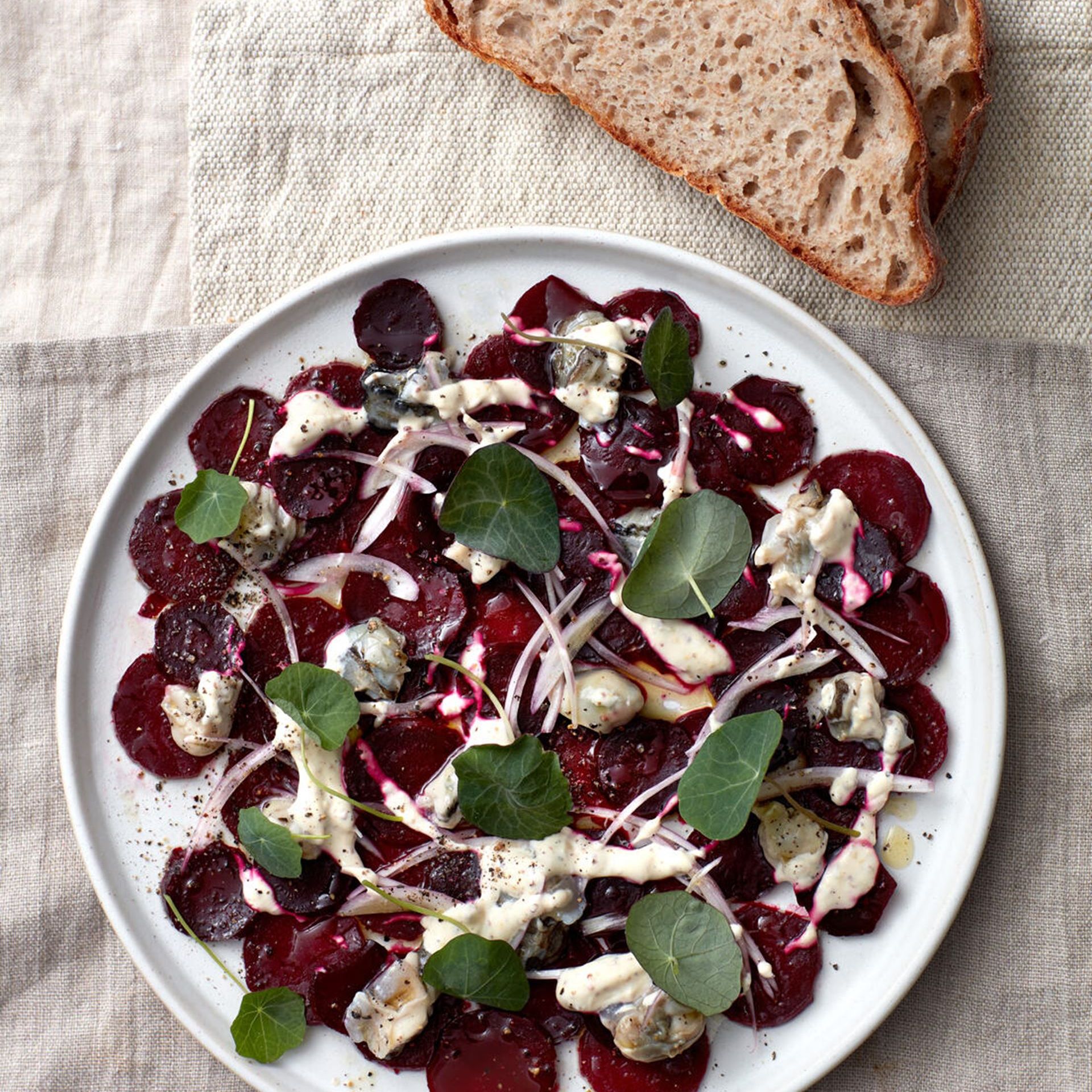 Bagte rødbeder med østersvinaigrette og sprødt hvedebrød