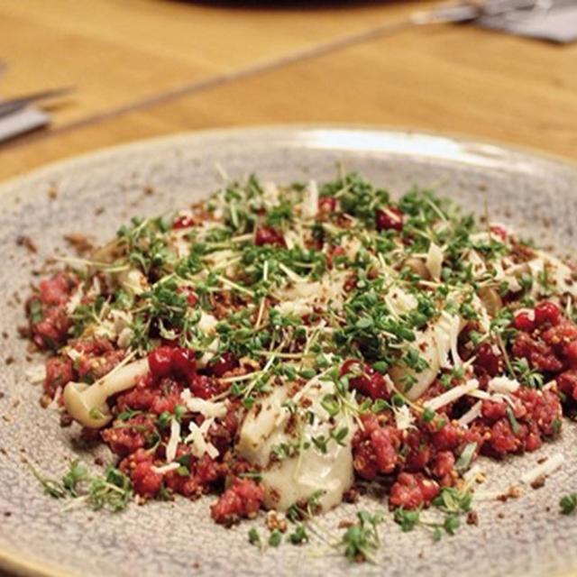 TATAR MED RAMSLØGSMAYO, SKALOTTELØG OG JORDSKOKKER