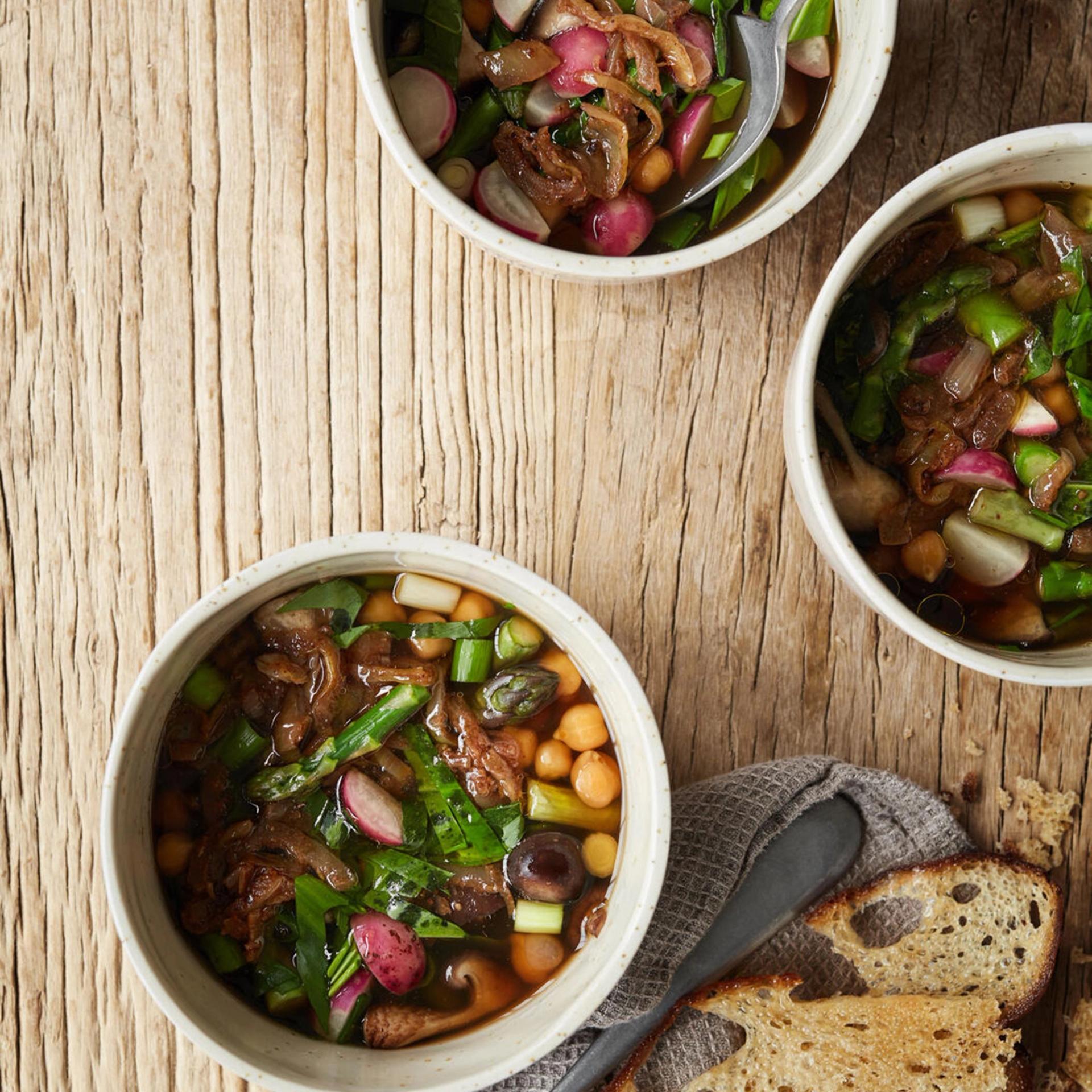 Svampebouillon med kikærter, radiser, ras el hanout og ristede løg