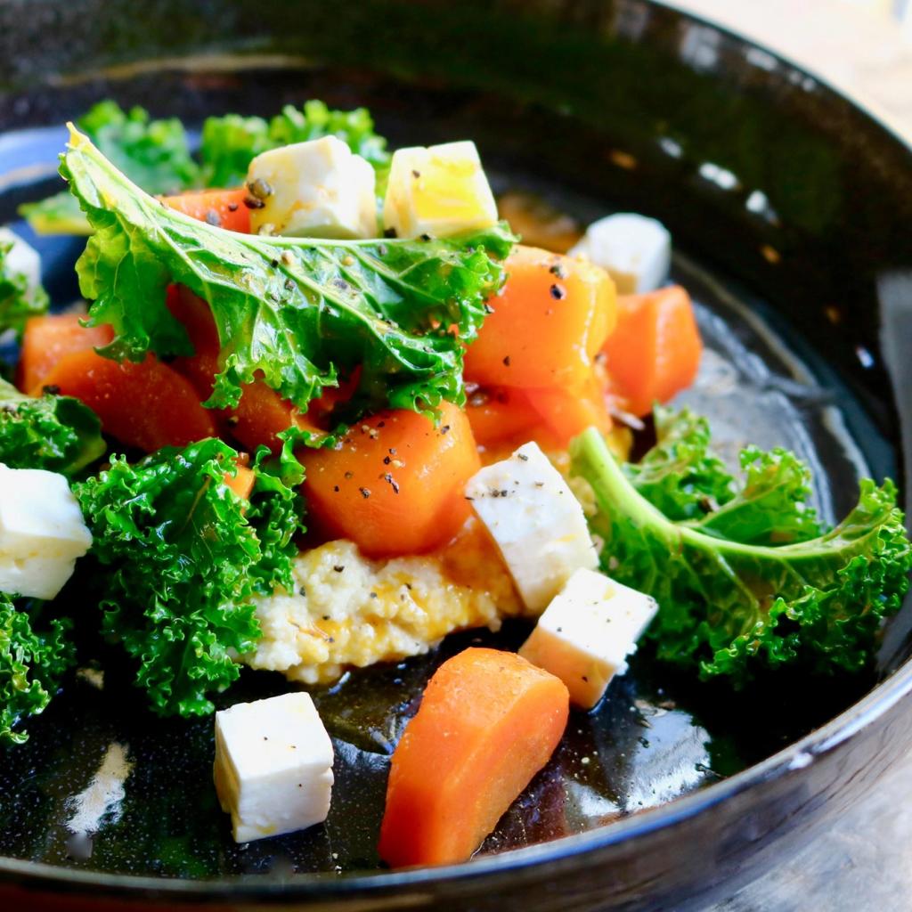 Sous vide gulerødder med hummus og grønkål