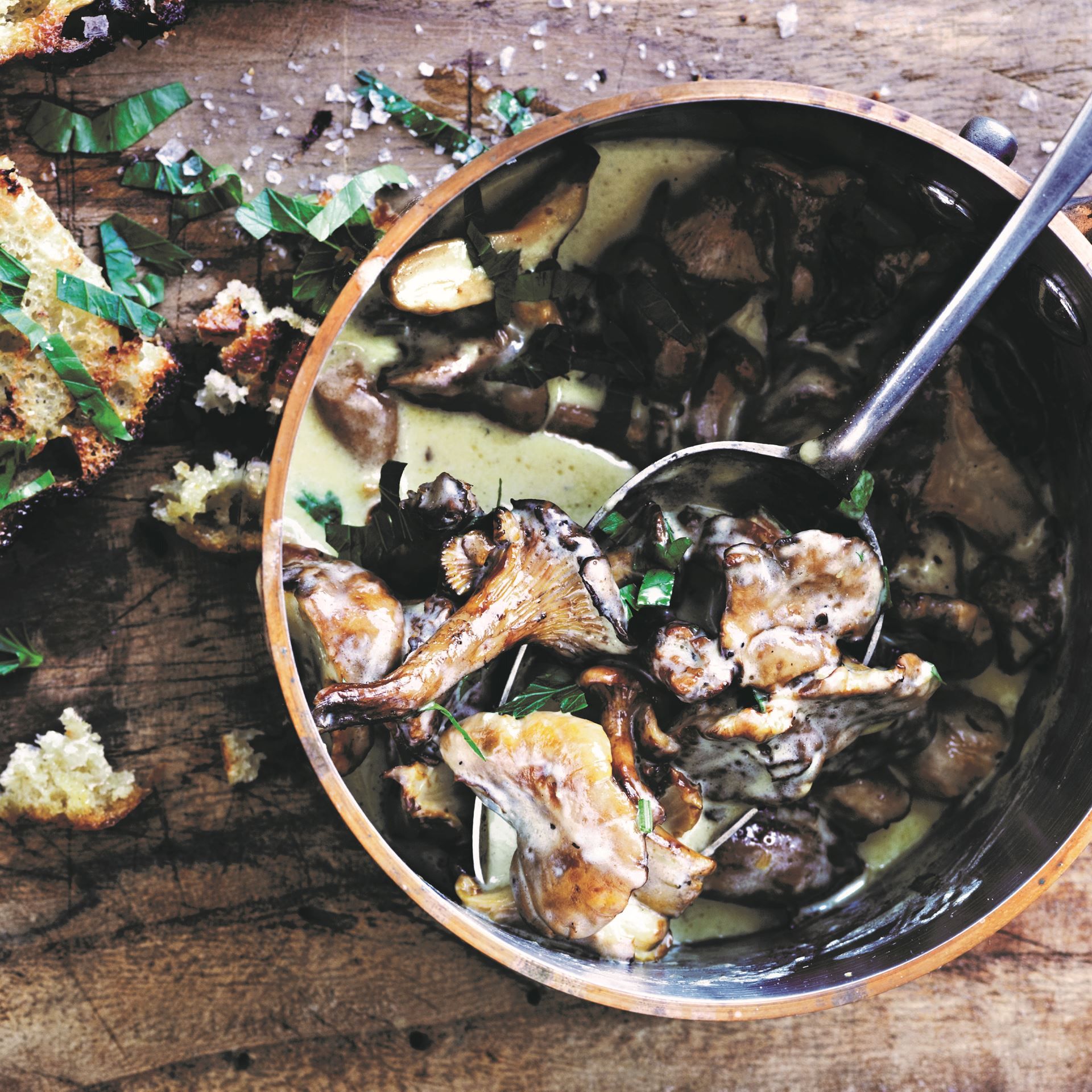 Stuvede kantareller på grillet brød