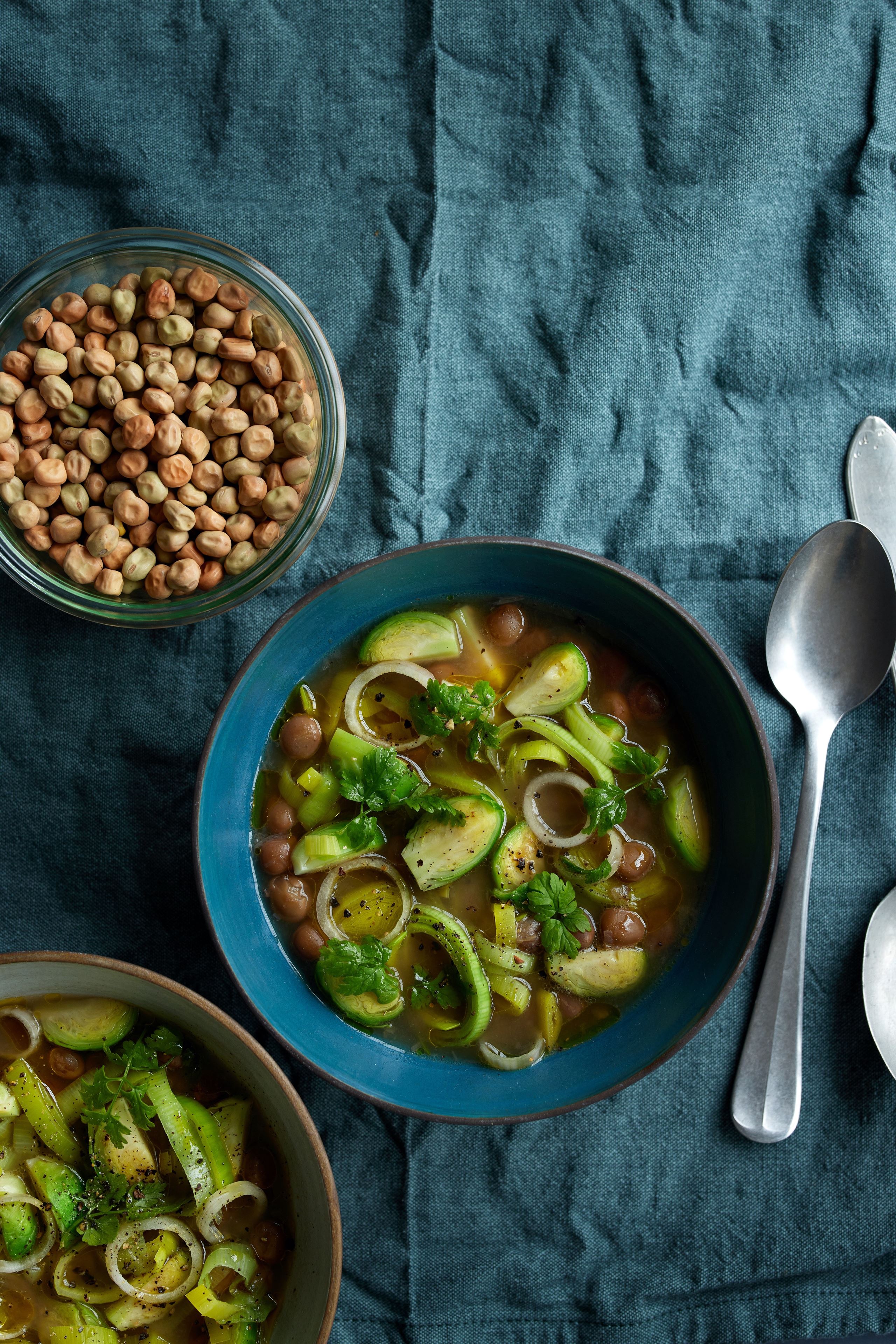 Lollandske rosiner i letrøget bouillon med sæsongrønt